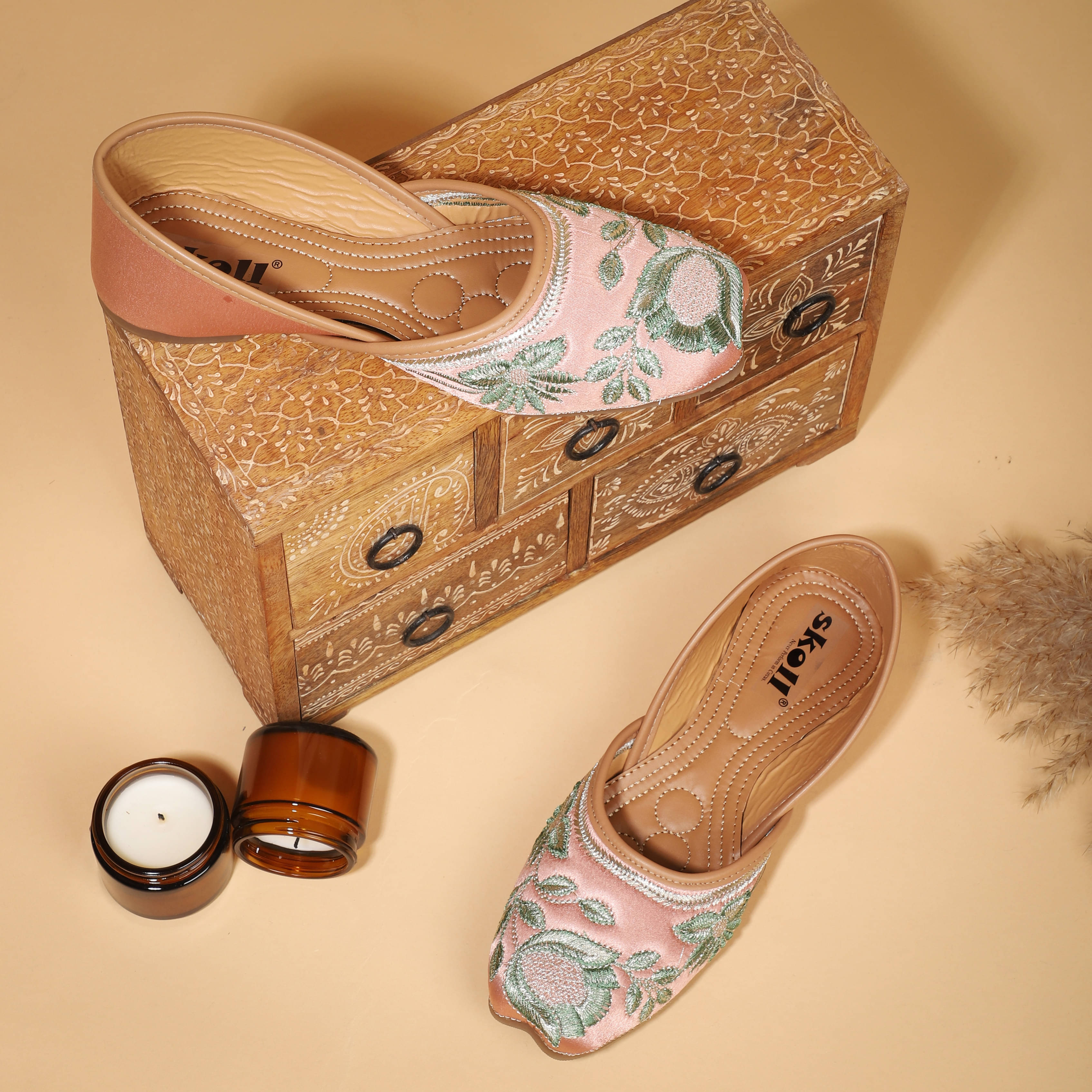     			SKOLL Pink Women's Mojaris