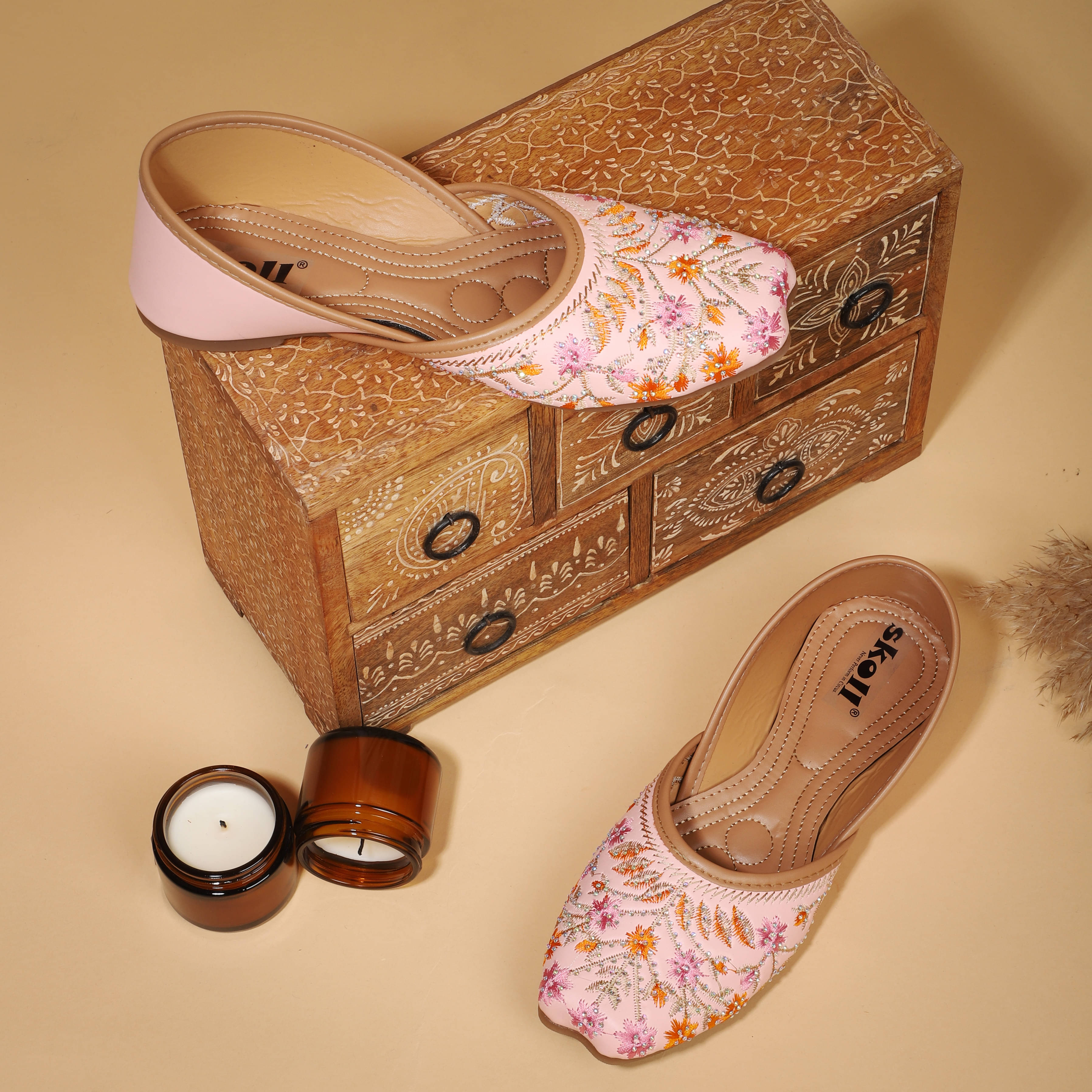     			SKOLL Pink Women's Mojaris