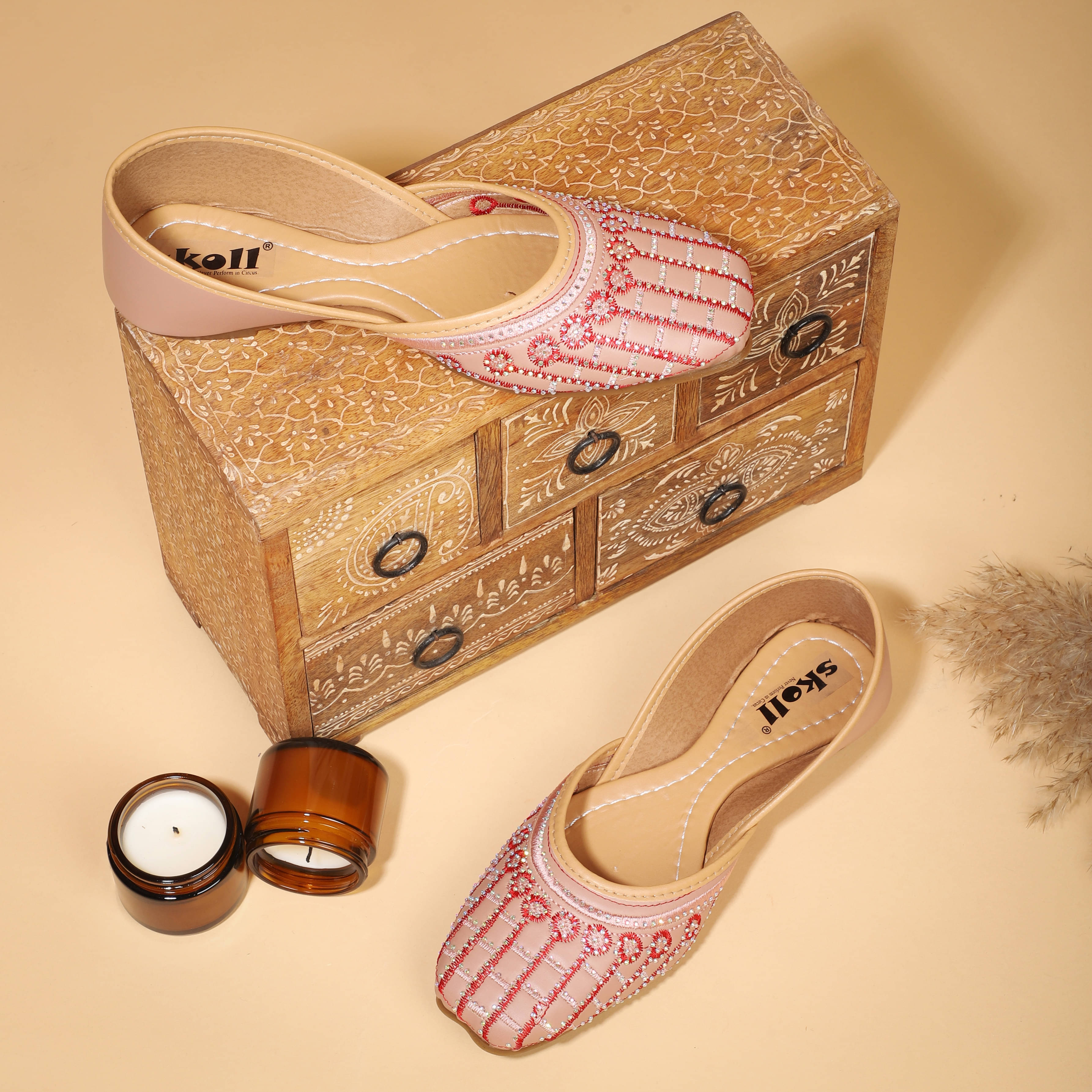     			SKOLL Pink Women's Mojaris
