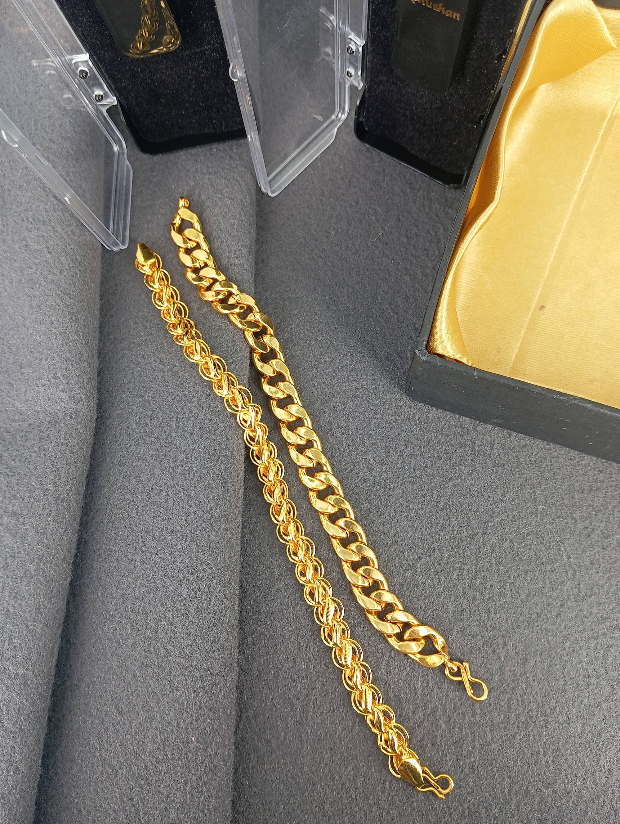     			SHANKHRAJ MA LL Gold Bracelet ( Pack of 1 )