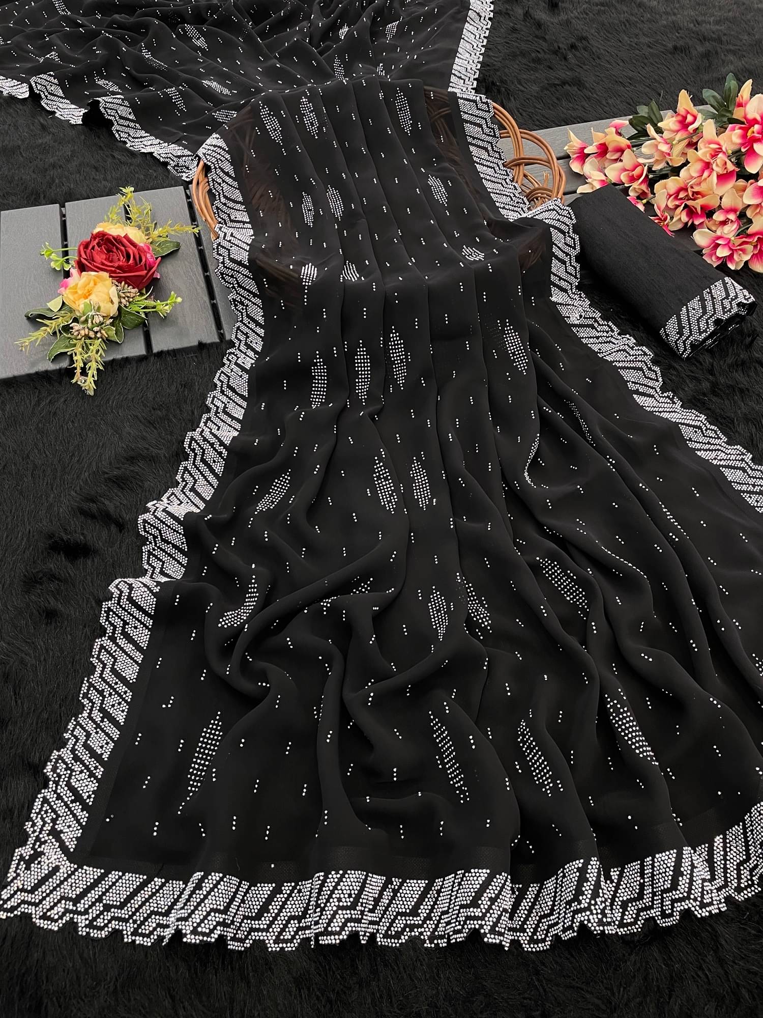     			VEERAIVA Chiffon Solid Saree With Unstitched Blouse Piece ( Black )