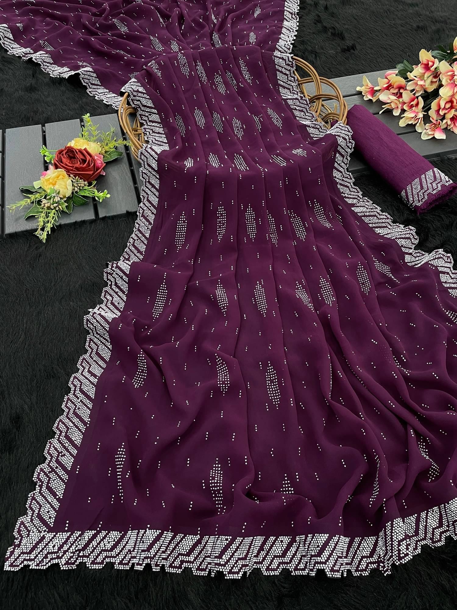     			VEERAIVA Chiffon Solid Saree With Unstitched Blouse Piece ( Magenta )