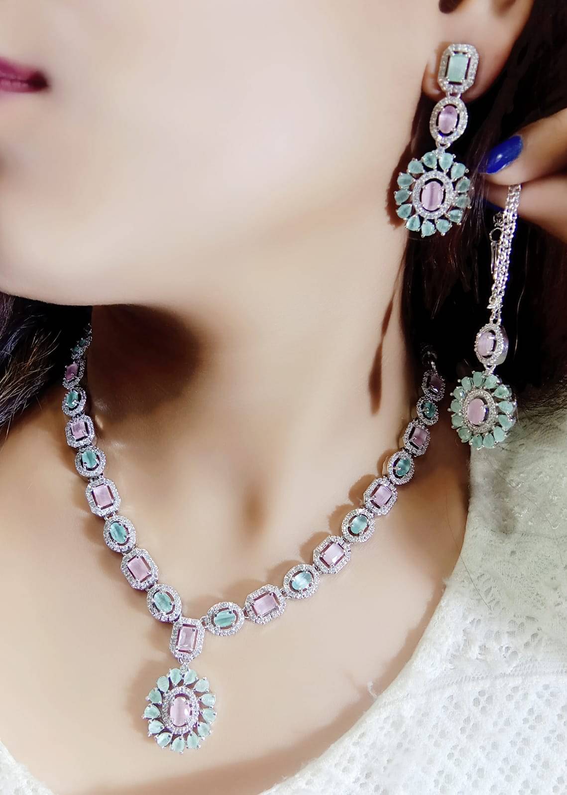     			Ladymania Multi Color Alloy Necklace Set ( Pack of 1 )