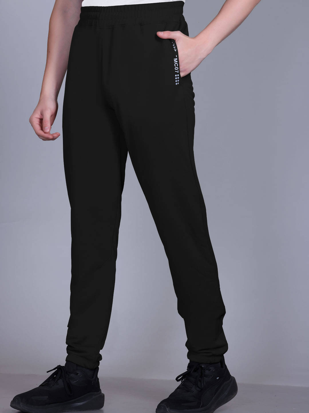 Mountain colours Black Polyester Men's Trackpants ( Pack of 1 )     			Mountain colours Black Polyester Men's Trackpants ( Pack of 1 )