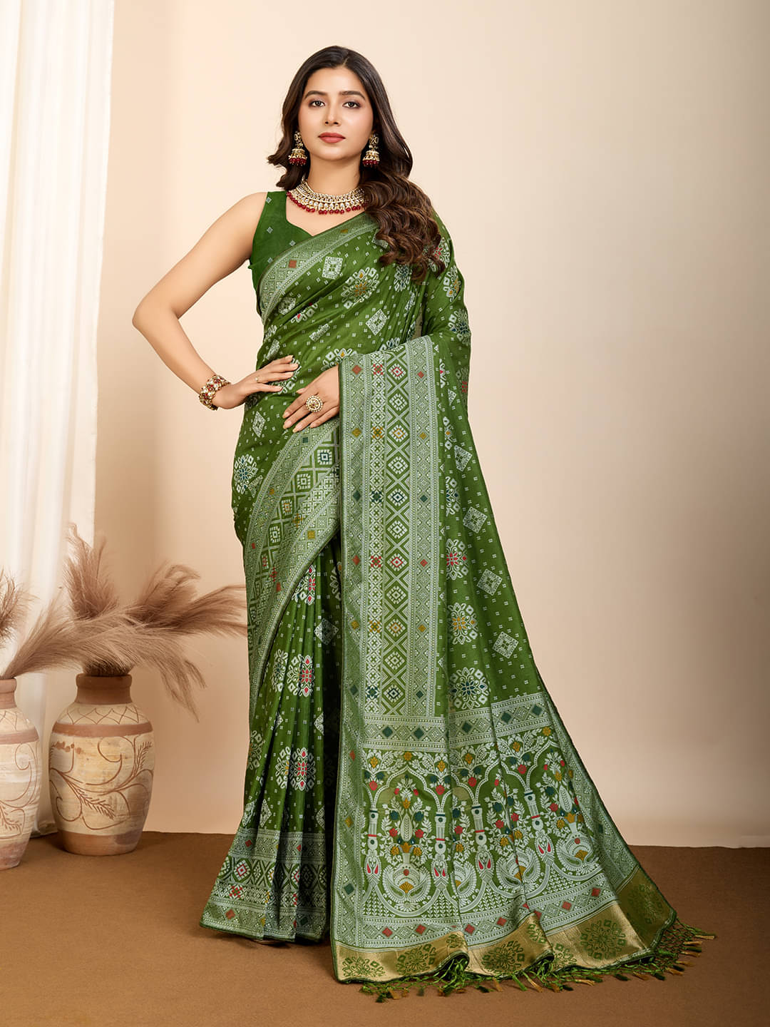 Nayanthara Trends Silk Woven Saree With Unstitched Blouse Piece ( Green ) Nayanthara Trends Silk Woven Saree With Unstitched Blouse Piece ( Green )