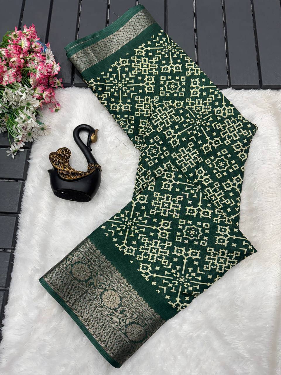 TARTAM Art Silk Printed Saree With Unstitched Blouse Piece ( Green ) TARTAM Art Silk Printed Saree With Unstitched Blouse Piece ( Green )