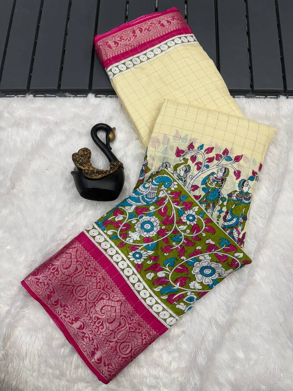 TARTAM Viscose Printed Saree With Unstitched Blouse Piece ( Pink ) TARTAM Viscose Printed Saree With Unstitched Blouse Piece ( Pink )
