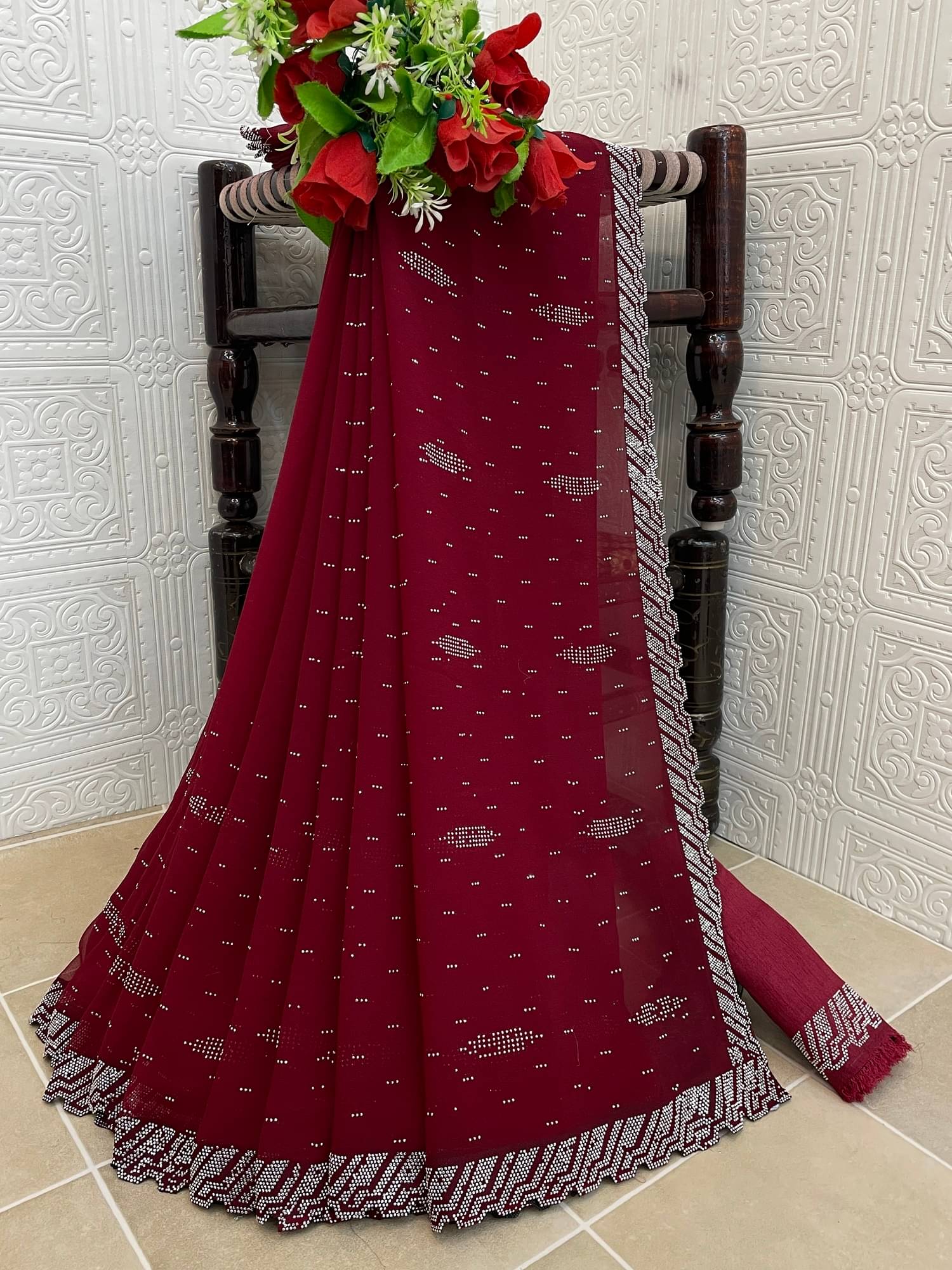     			VEERAIVA Georgette Cut Outs Saree With Unstitched Blouse Piece ( Maroon )