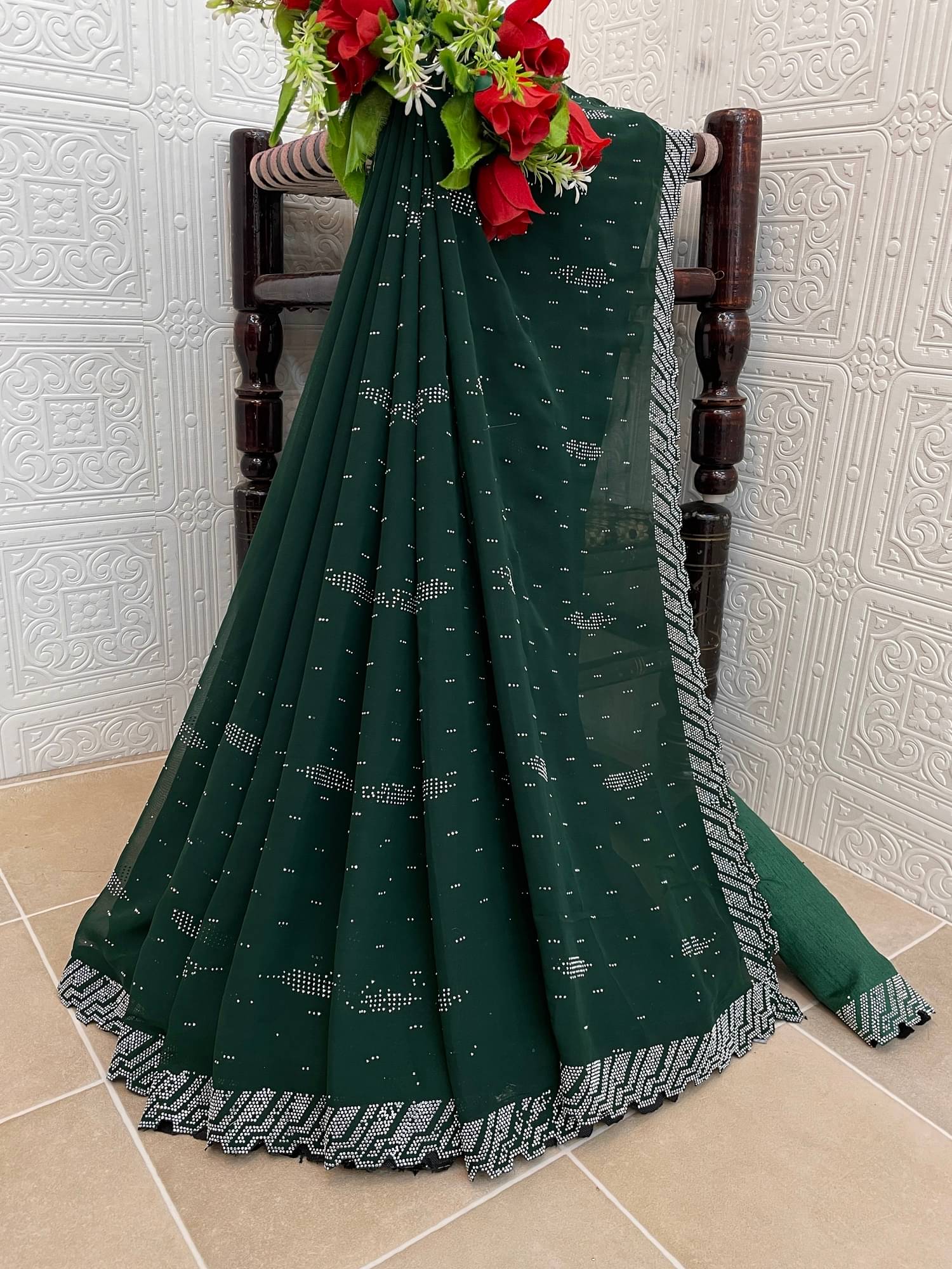     			VEERAIVA Georgette Embellished Saree With Unstitched Blouse Piece ( Green )