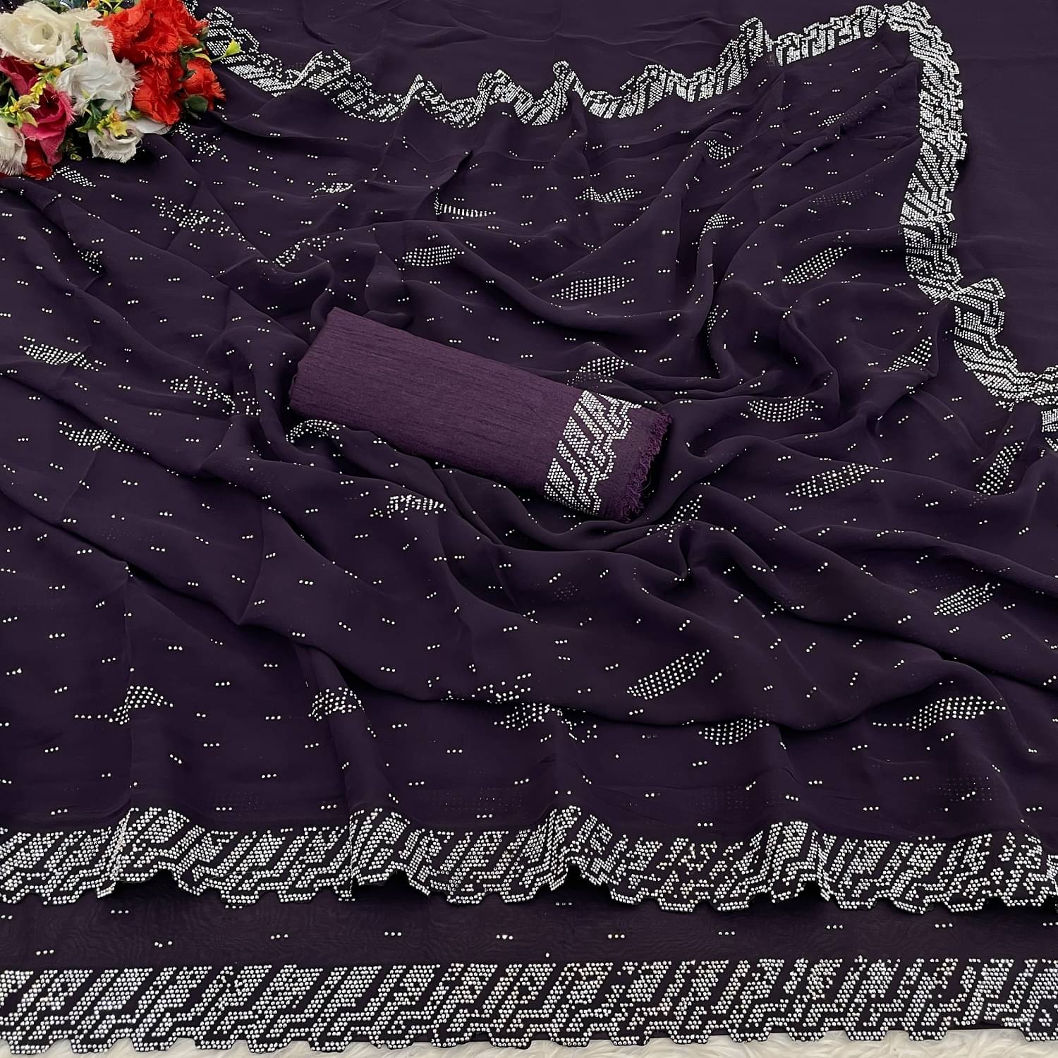     			VEERAIVA Georgette Embellished Saree With Unstitched Blouse Piece ( Lavender )