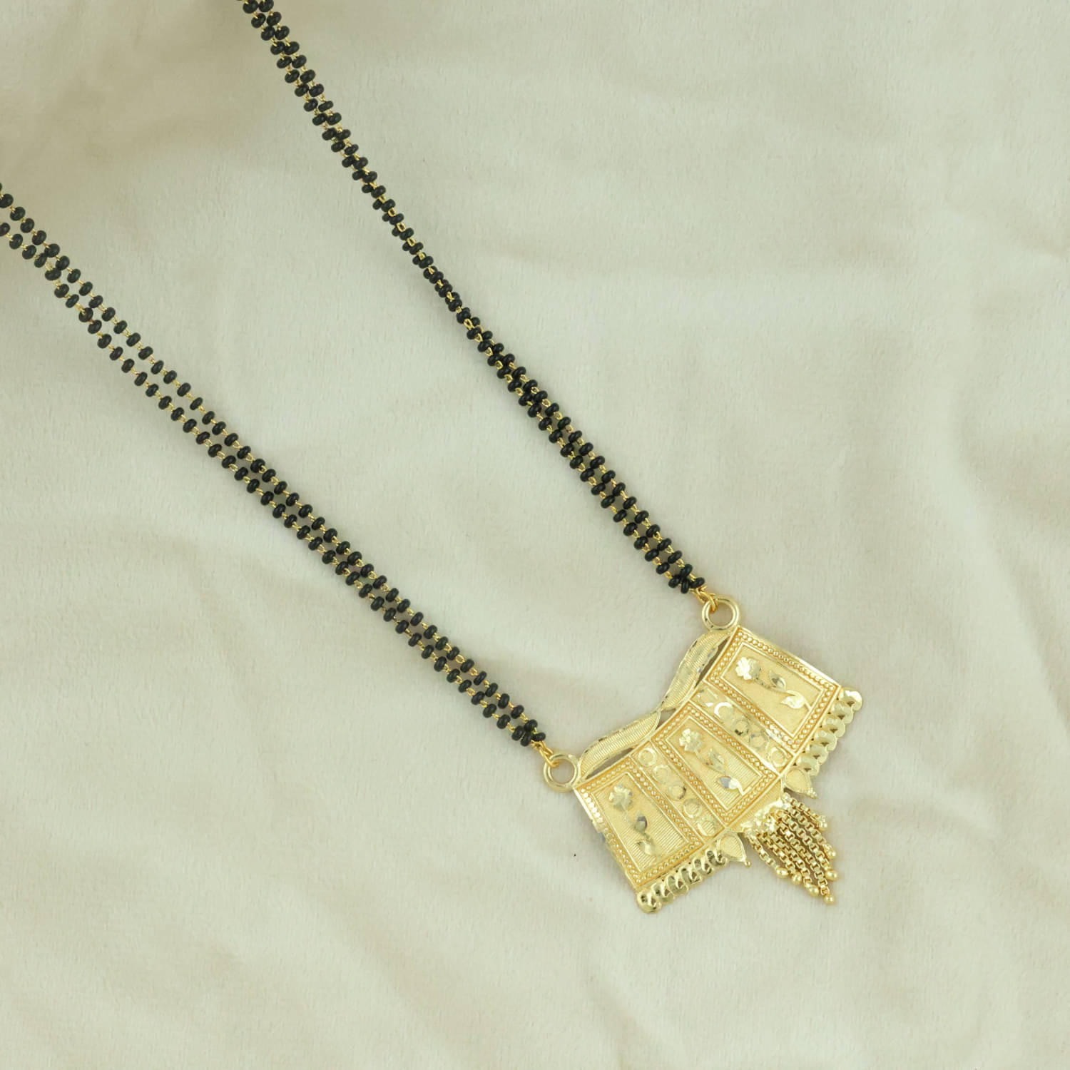     			Bhagya Lakshmi Golden Mangalsutra ( Pack of 1 )