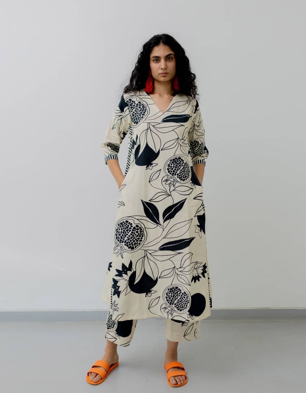 Royal Export Pack of 1 Viscose Printed Straight Women's Kurti - ( White ) Royal Export Pack of 1 Viscose Printed Straight Women's Kurti - ( White )