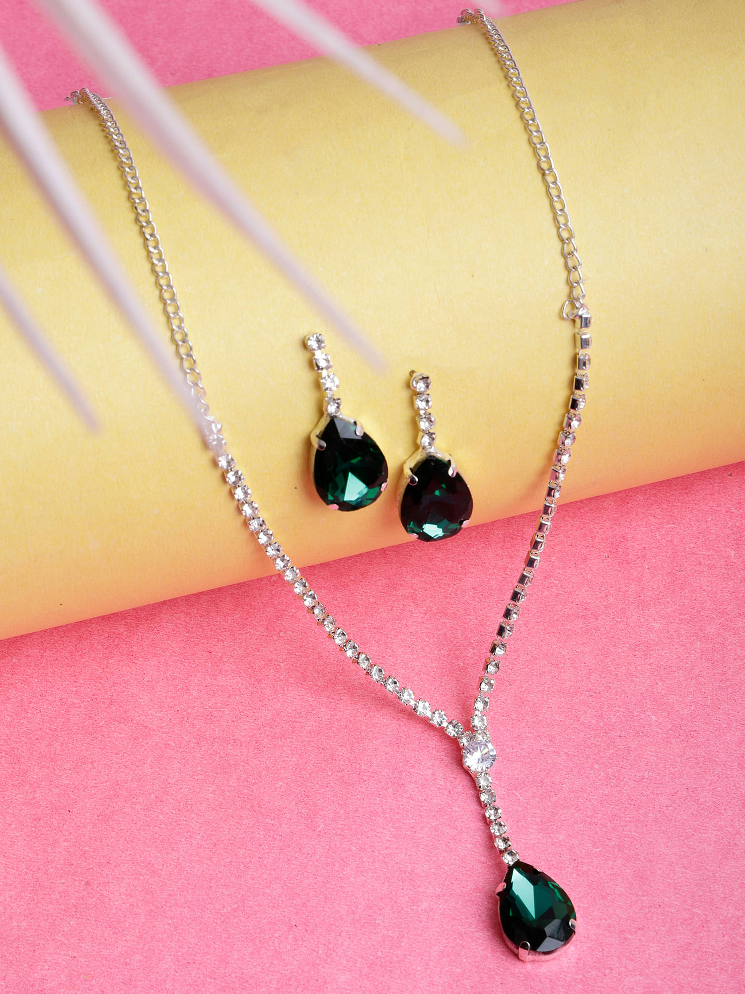     			SUNHARI Green Alloy Necklace Set ( Pack of 1 )