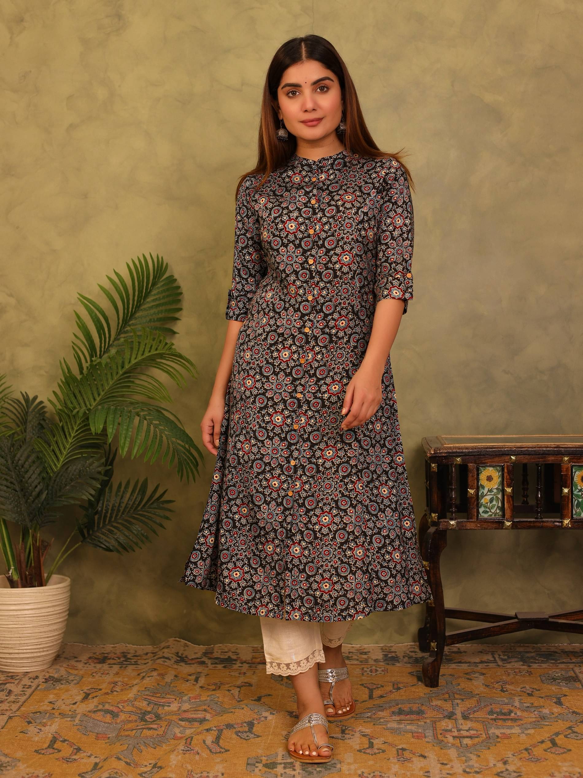 AMIRA'S INDIAN ETHNICWEAR Pack of 1 Rayon Printed Straight Women's Kurti - ( Black )     			AMIRA'S INDIAN ETHNICWEAR Pack of 1 Rayon Printed Straight Women's Kurti - ( Black )