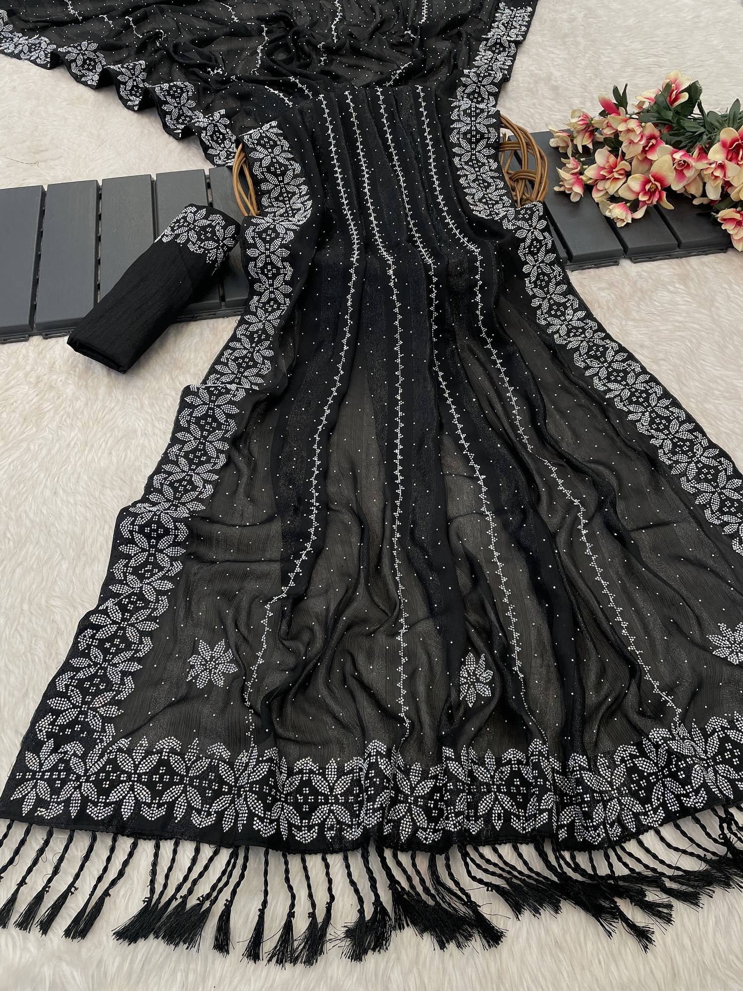     			VEERAIVA Chiffon Applique Saree With Unstitched Blouse Piece ( Black )
