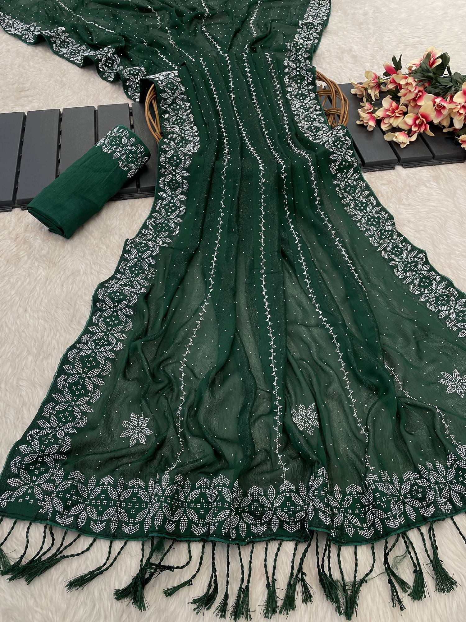     			VEERAIVA Chiffon Applique Saree With Unstitched Blouse Piece ( Green )