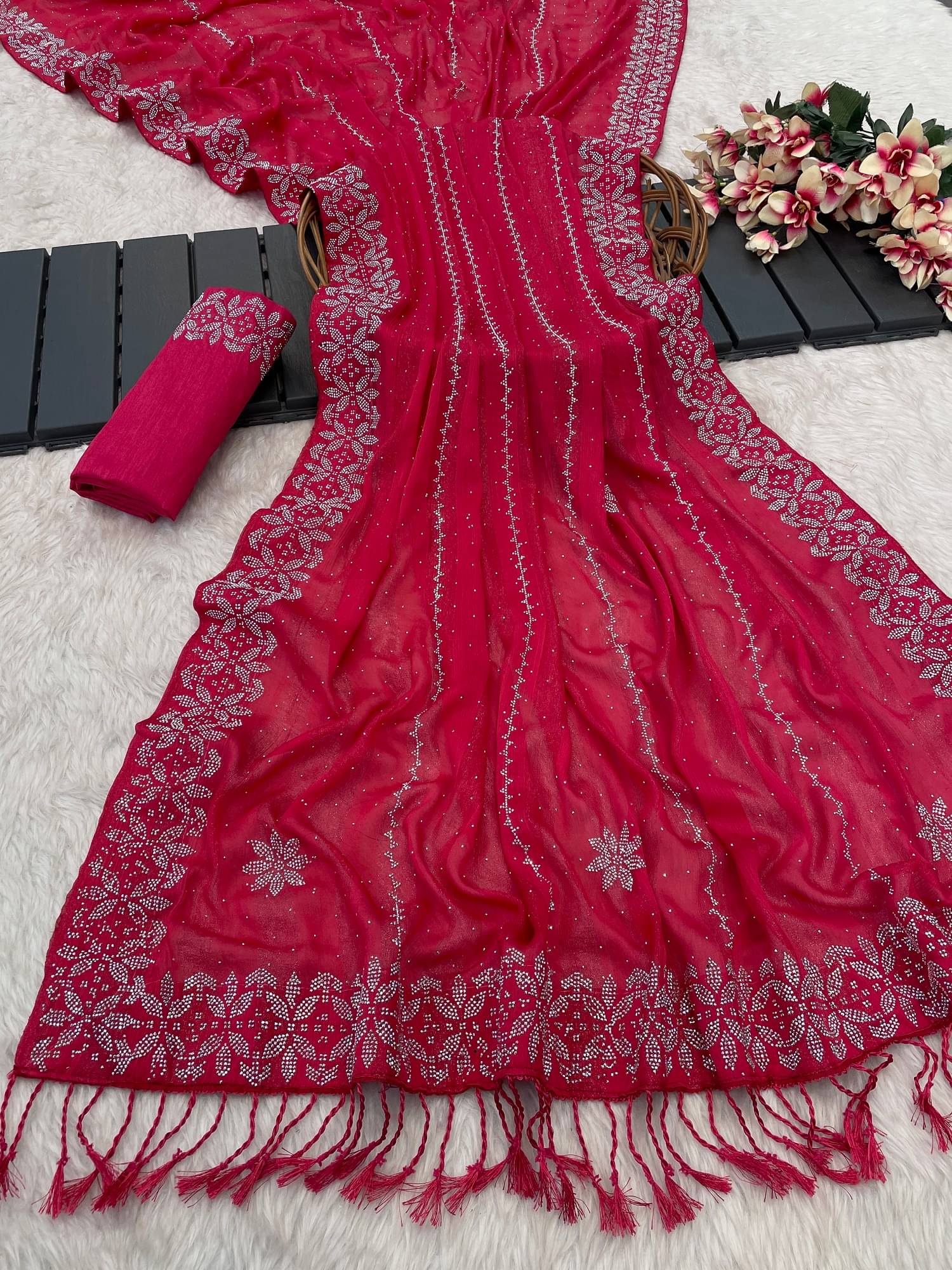     			VEERAIVA Chiffon Applique Saree With Unstitched Blouse Piece ( Pink )