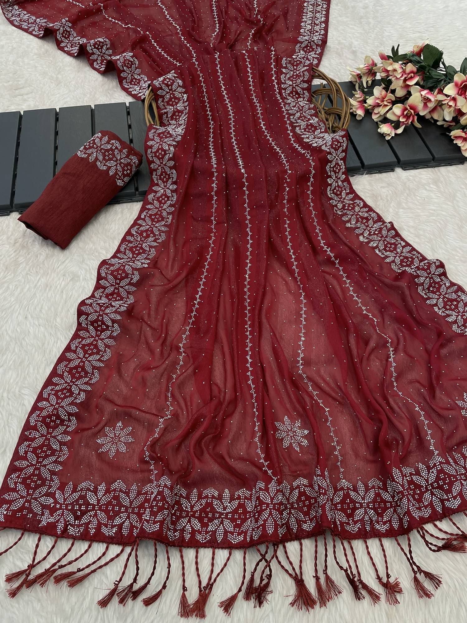     			VEERAIVA Chiffon Applique Saree With Unstitched Blouse Piece ( Maroon )