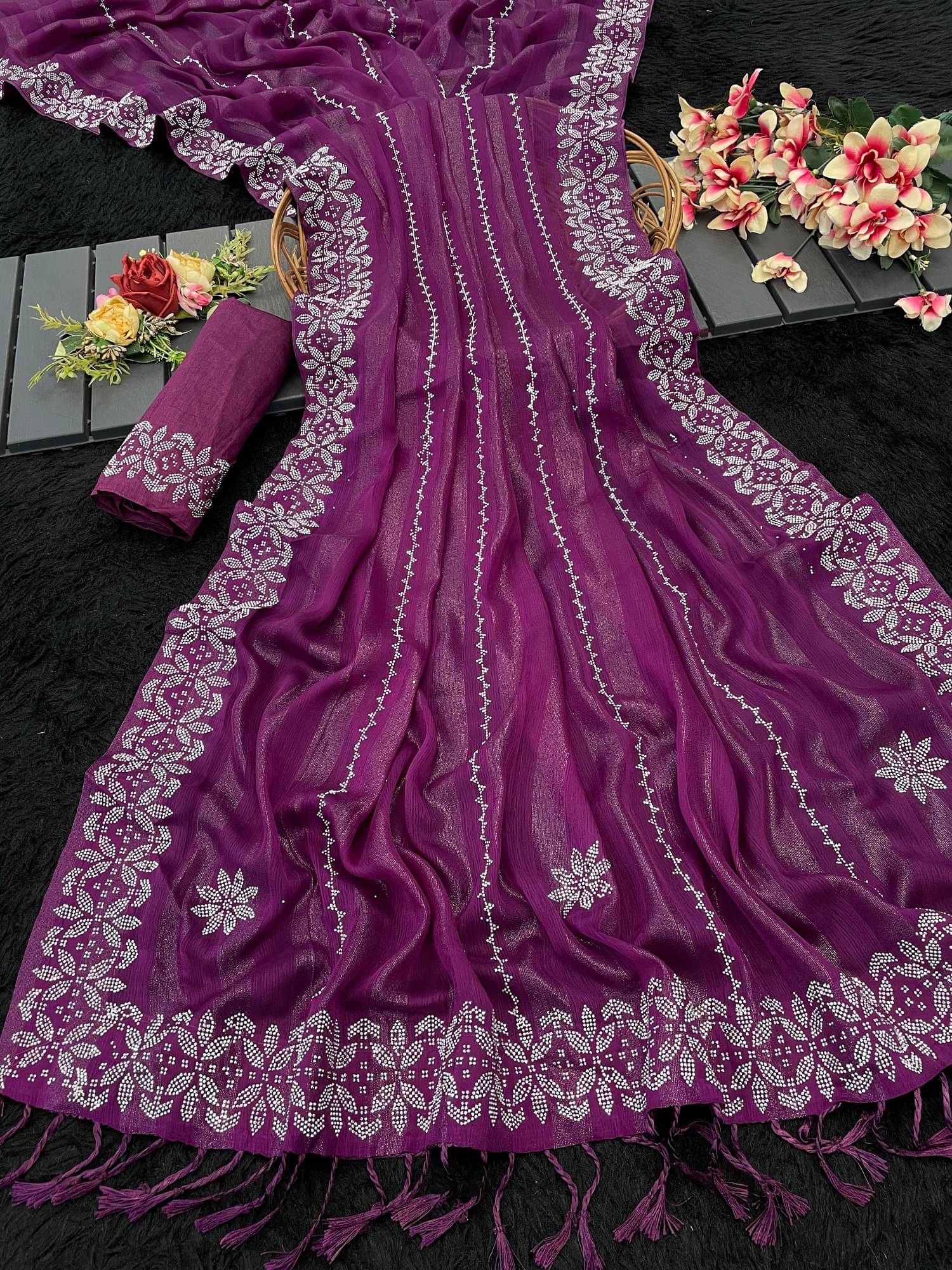     			VEERAIVA Chiffon Applique Saree With Unstitched Blouse Piece ( Magenta )