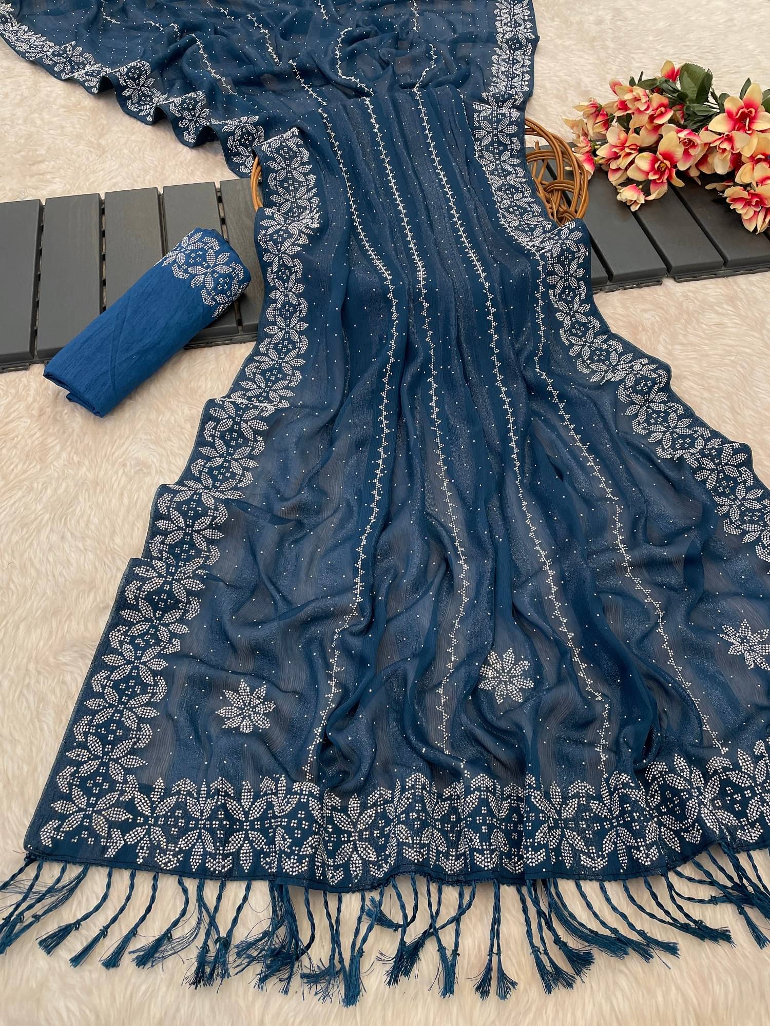     			VEERAIVA Chiffon Applique Saree With Unstitched Blouse Piece ( Navy Blue )