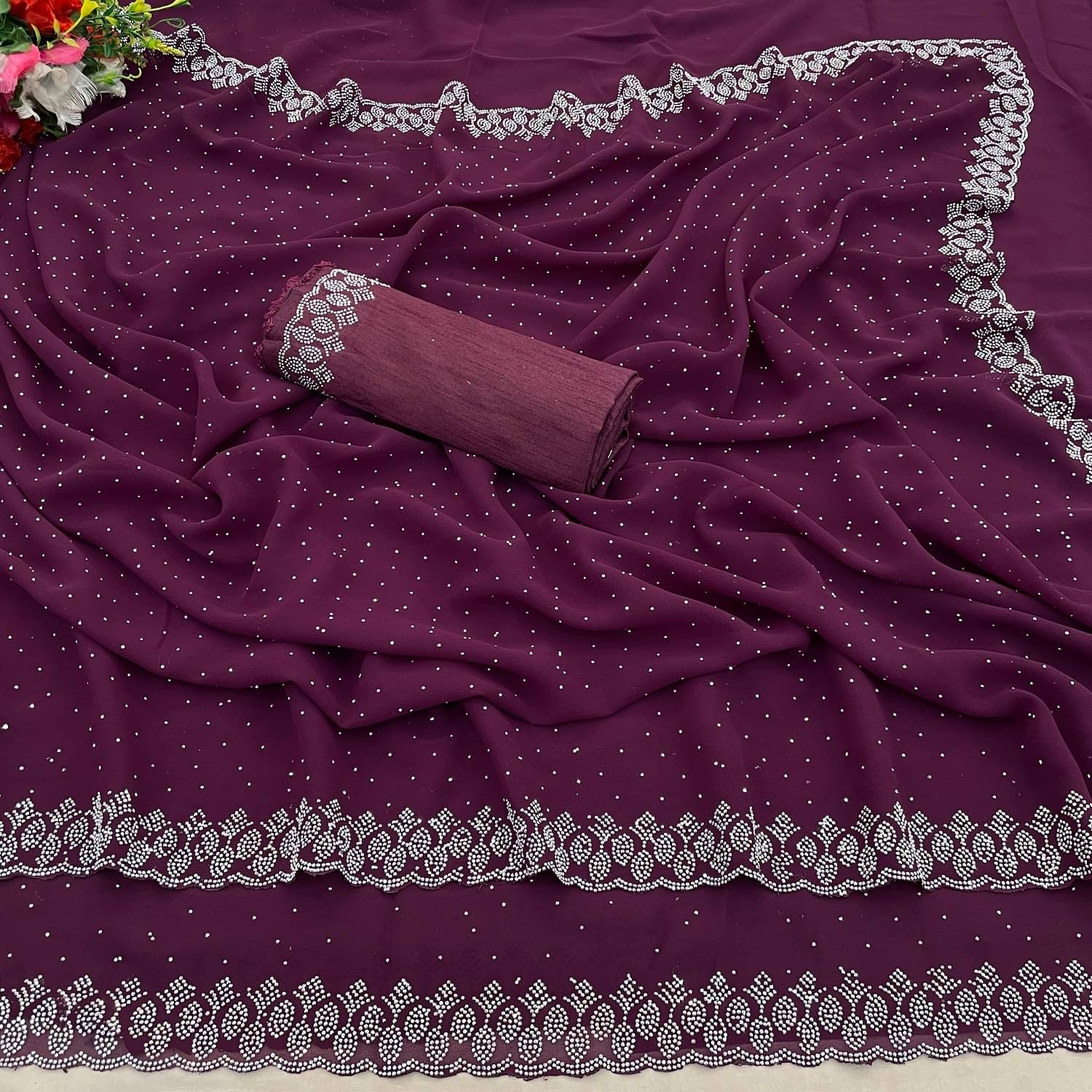     			VEERAIVA Georgette Cut Outs Saree With Unstitched Blouse Piece ( Magenta )