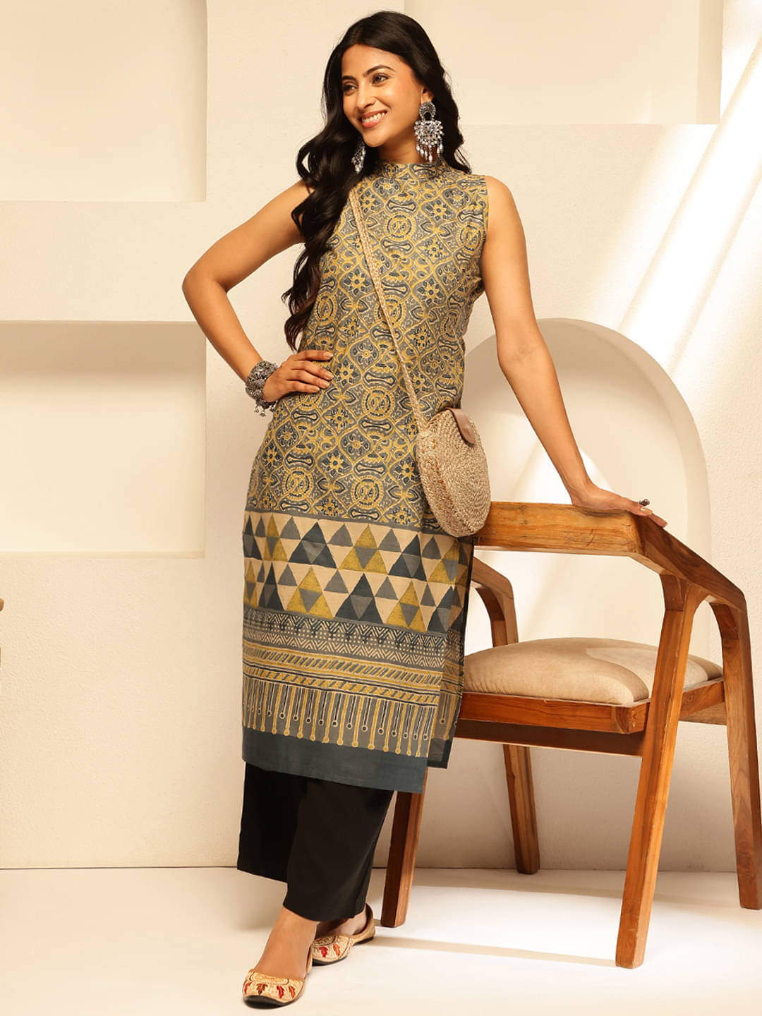 Vbuyz Pack of 1 Cotton Printed Straight Women's Kurti - ( Yellow ) Vbuyz Pack of 1 Cotton Printed Straight Women's Kurti - ( Yellow )