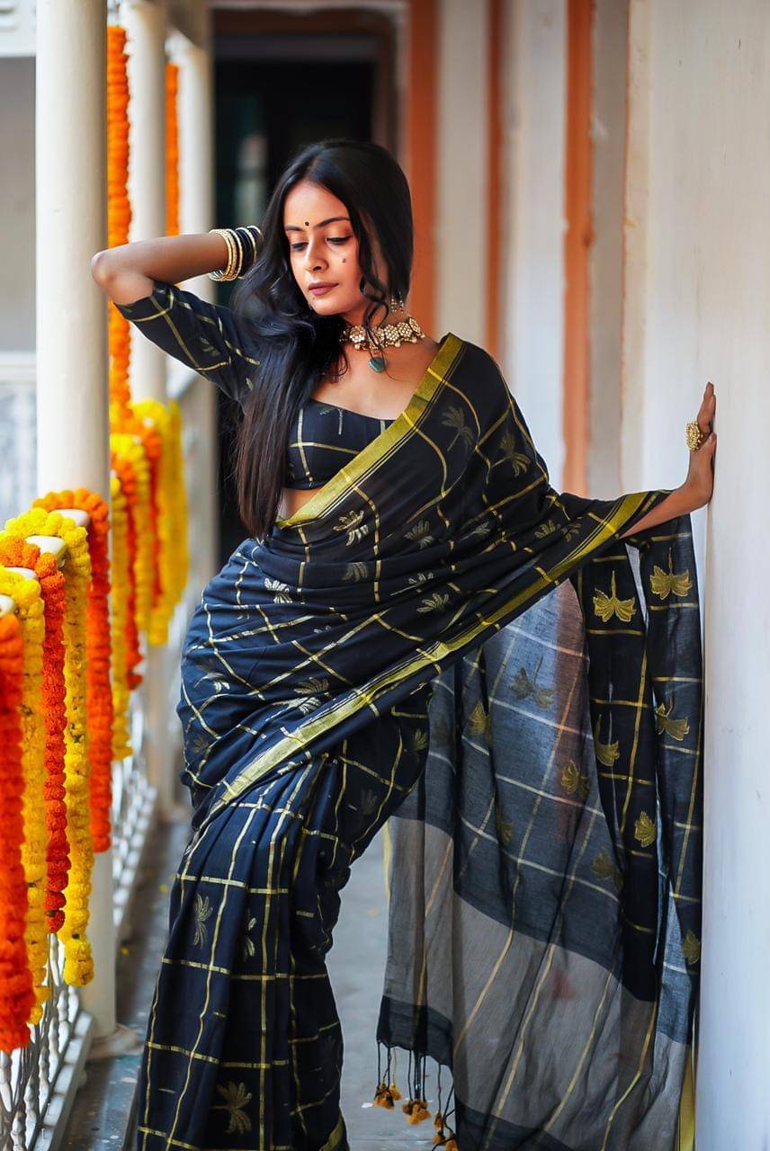 SARADA HANDLOOM Cotton Woven Saree With Unstitched Blouse Piece ( Black )     			SARADA HANDLOOM Cotton Woven Saree With Unstitched Blouse Piece ( Black )