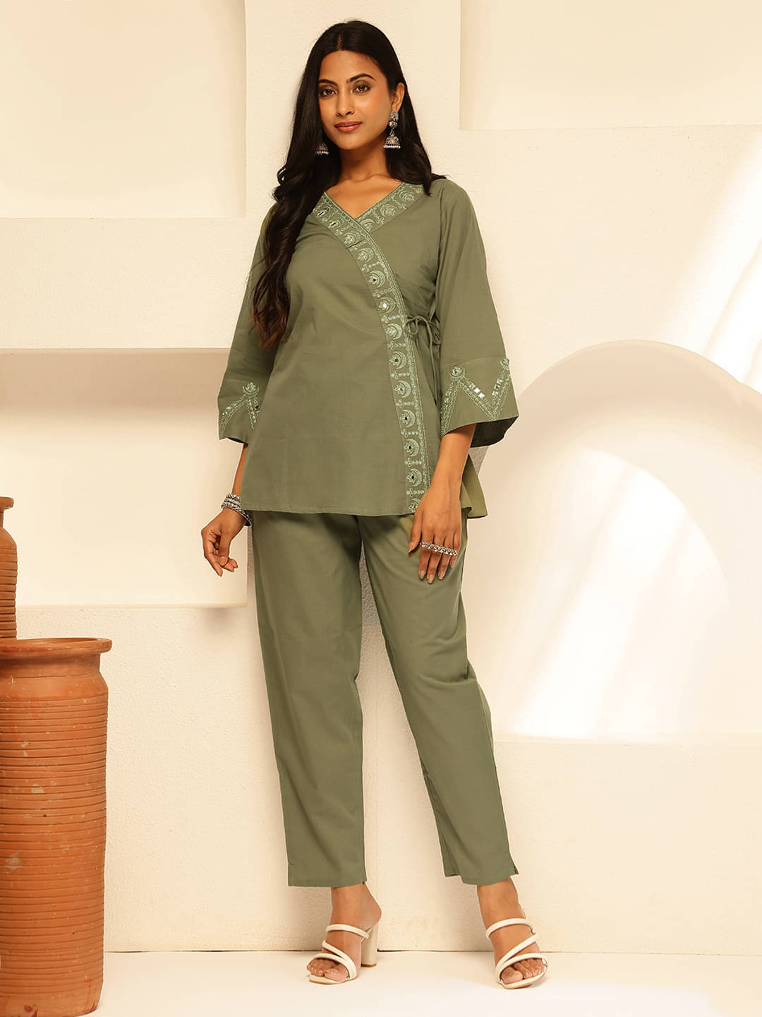     			Vbuyz Women Embroidered Kurta With Trousers Co-Ord Set ( Green )