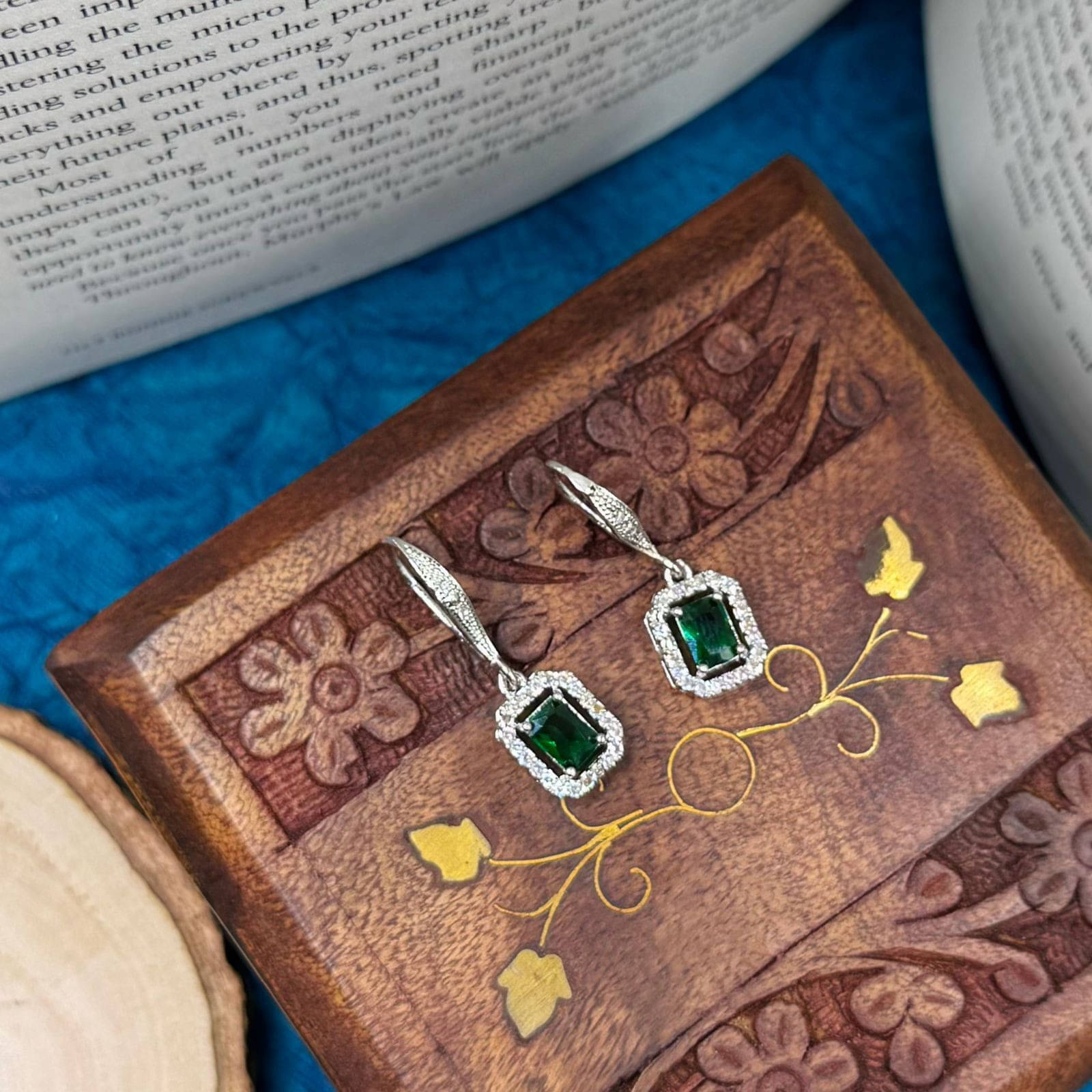    			AKLINA Green Drop Earrings ( Pack of 1 )