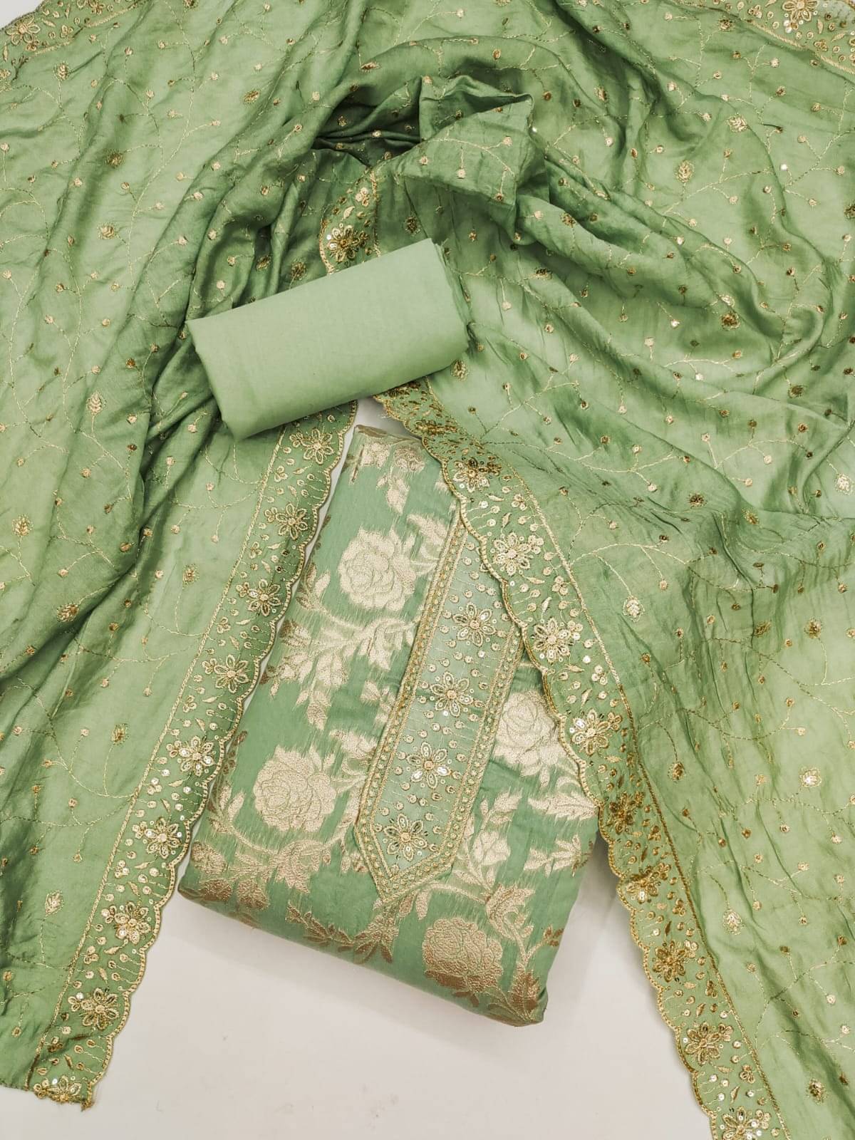     			HL SILKMILLS Unstitched Banarasi Embroidered Dress Material - Green ( Pack of 1 )
