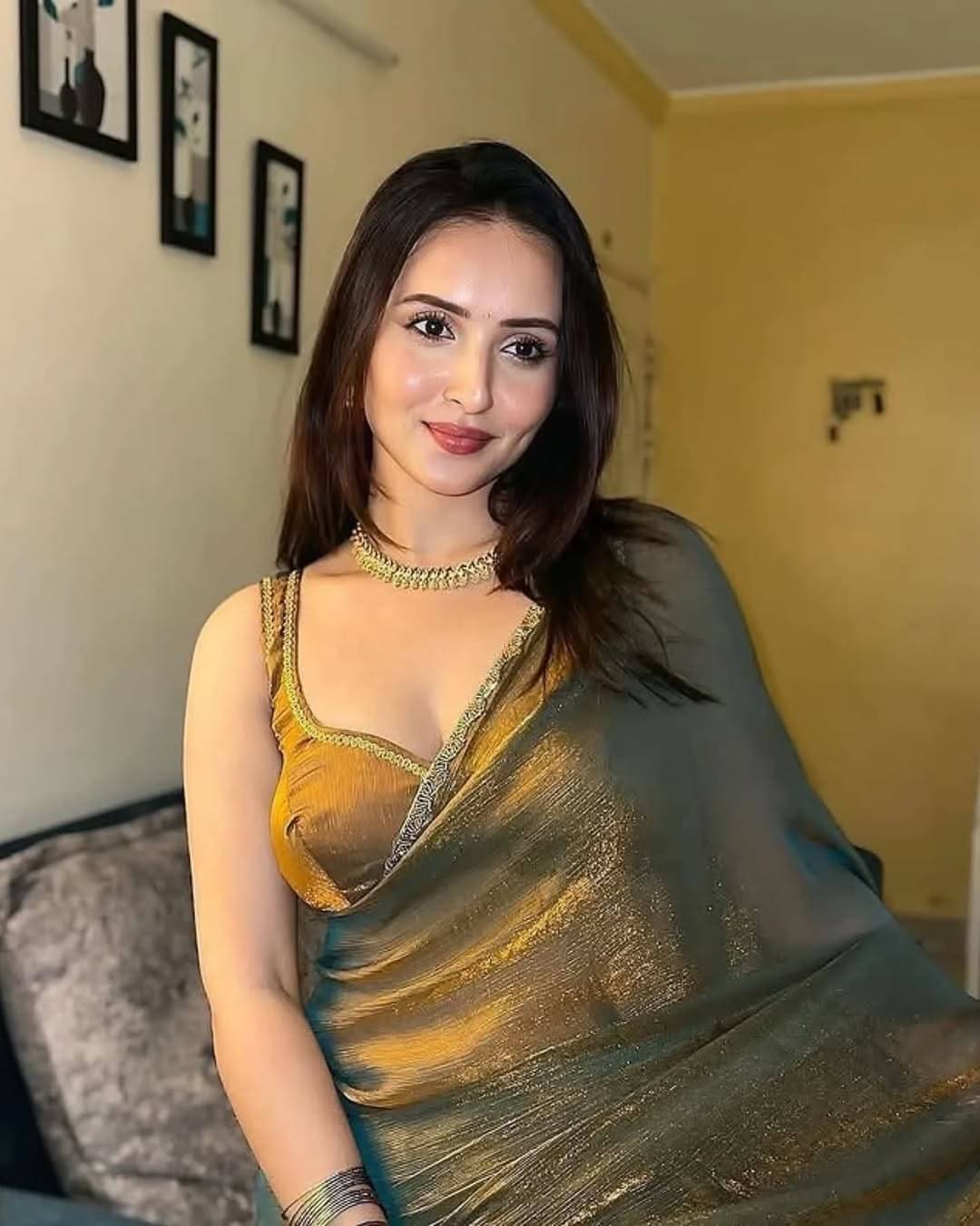     			Aika Chiffon Solid Saree With Unstitched Blouse Piece ( Gold )
