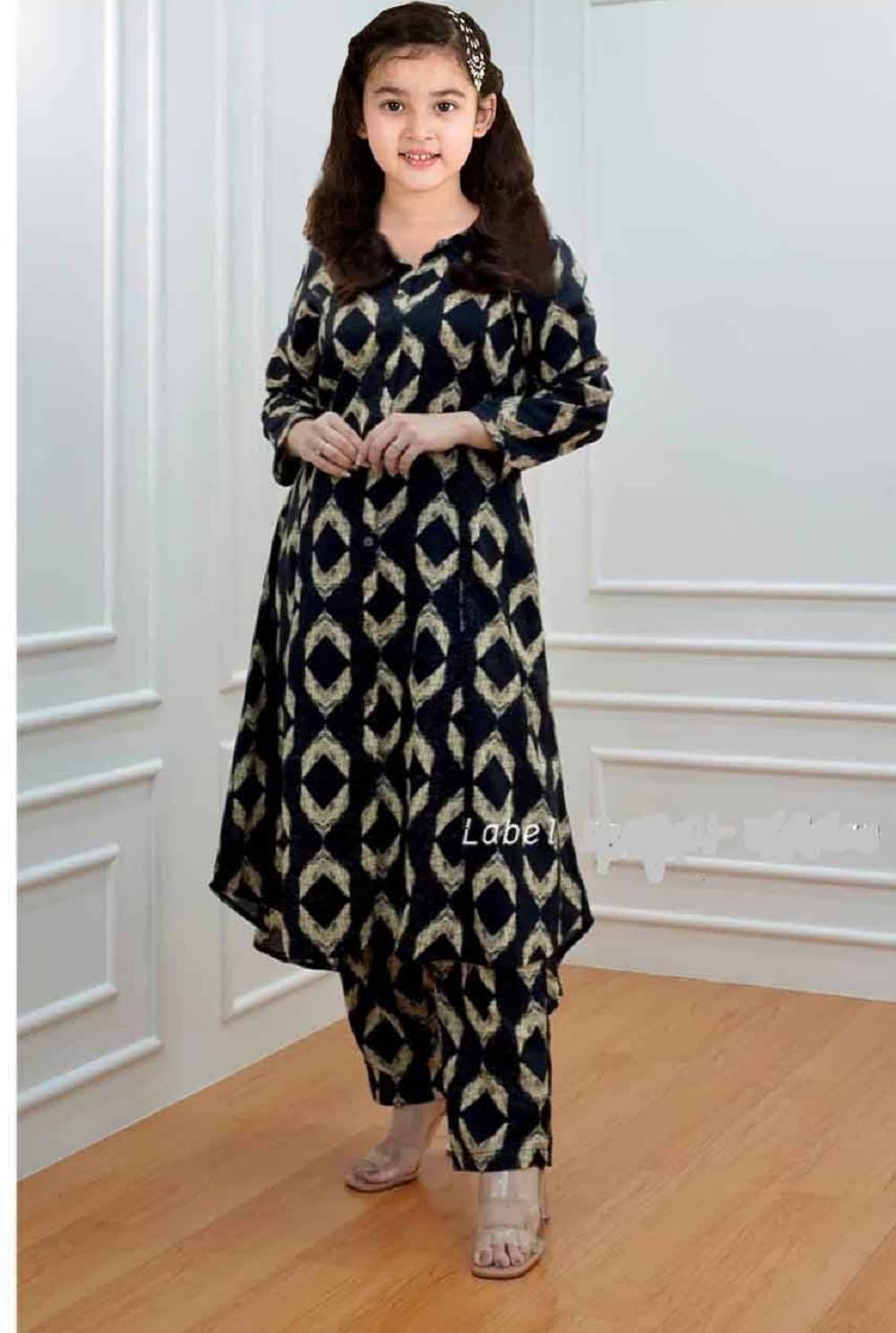     			Apnisha Girls Rayon Kurti with Pants ( Pack of 1 , Black )