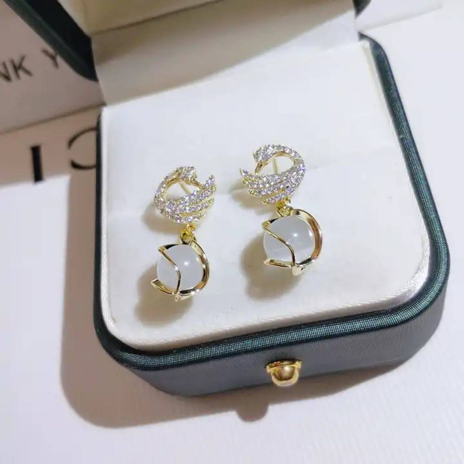     			ONUYX Gold Stud Earrings ( Pack of 1 )