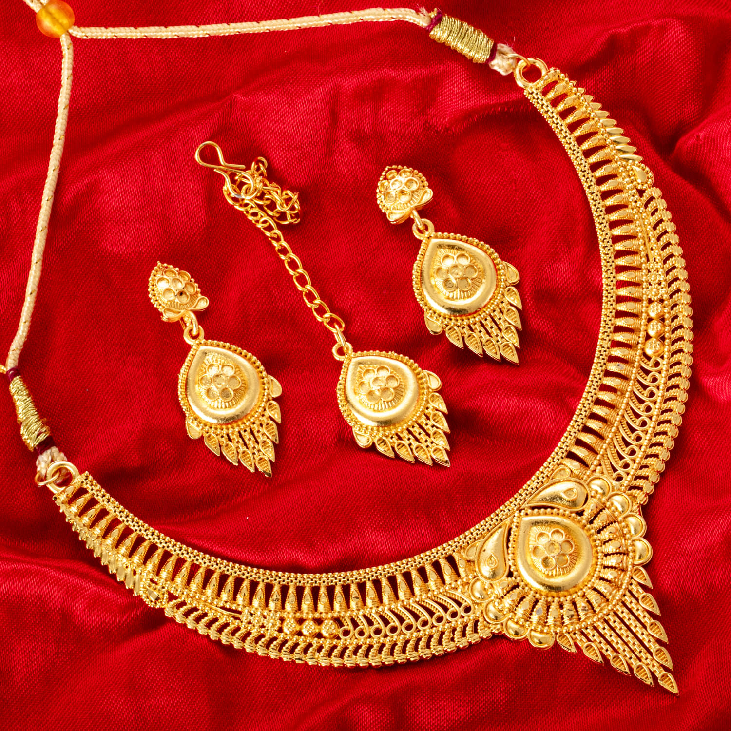    			Lily Gold Brass Necklace Set ( Pack of 1 )