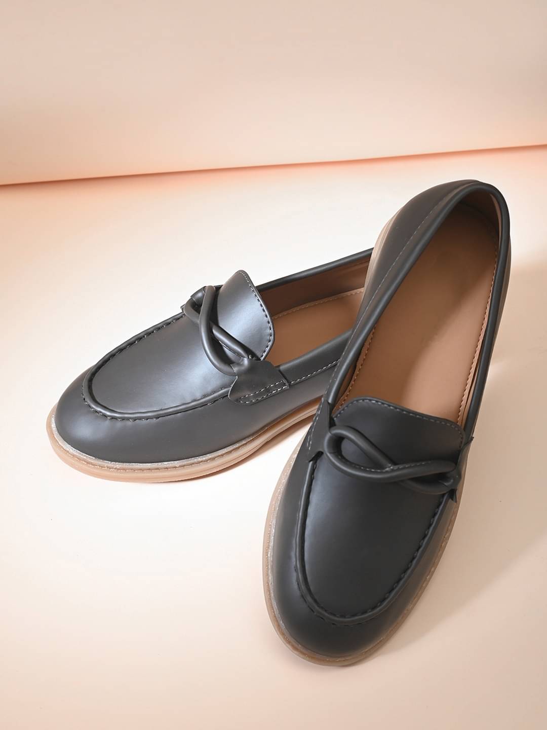     			Fentacia Gray Women's Loafers