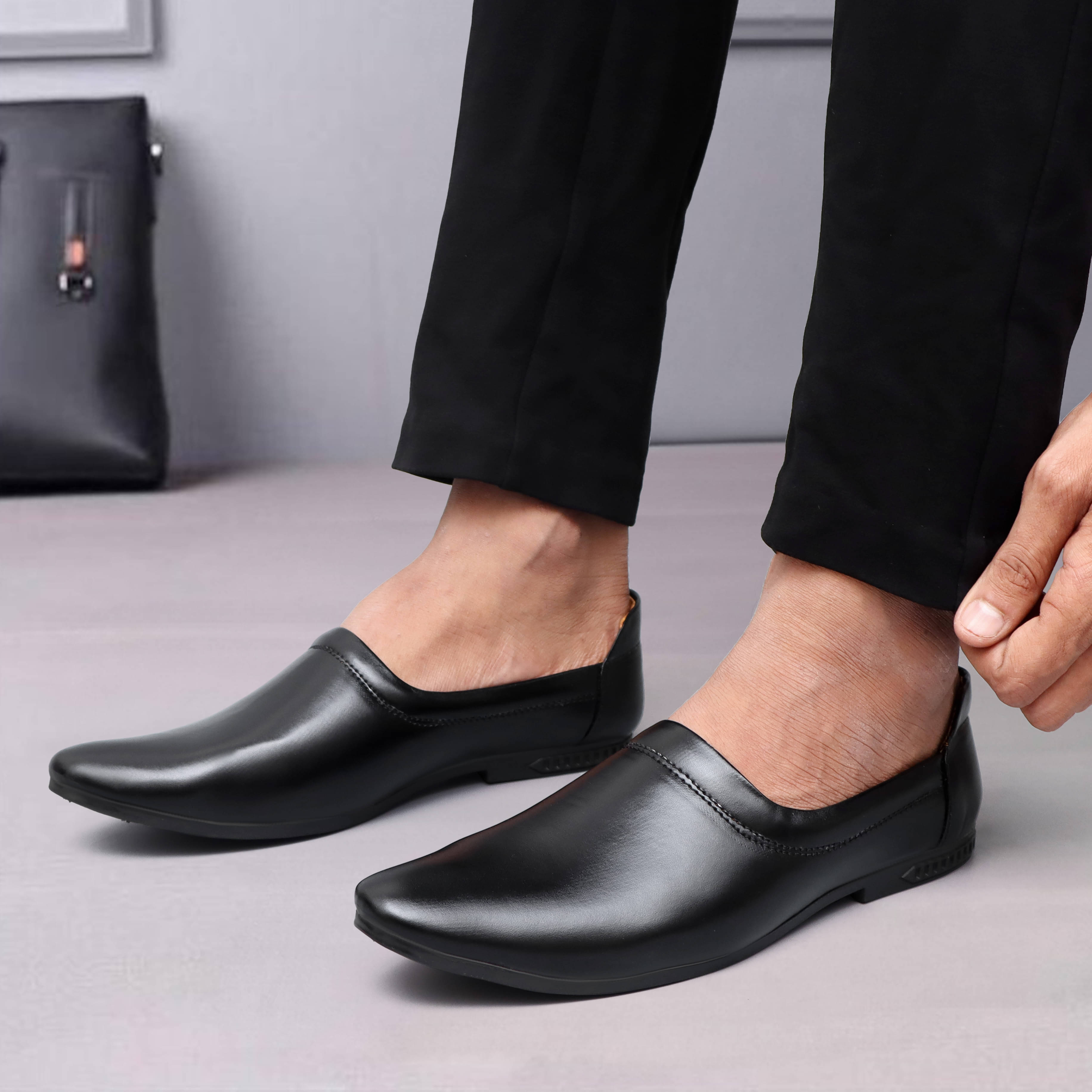     			Groofer Black Men's Sneakers