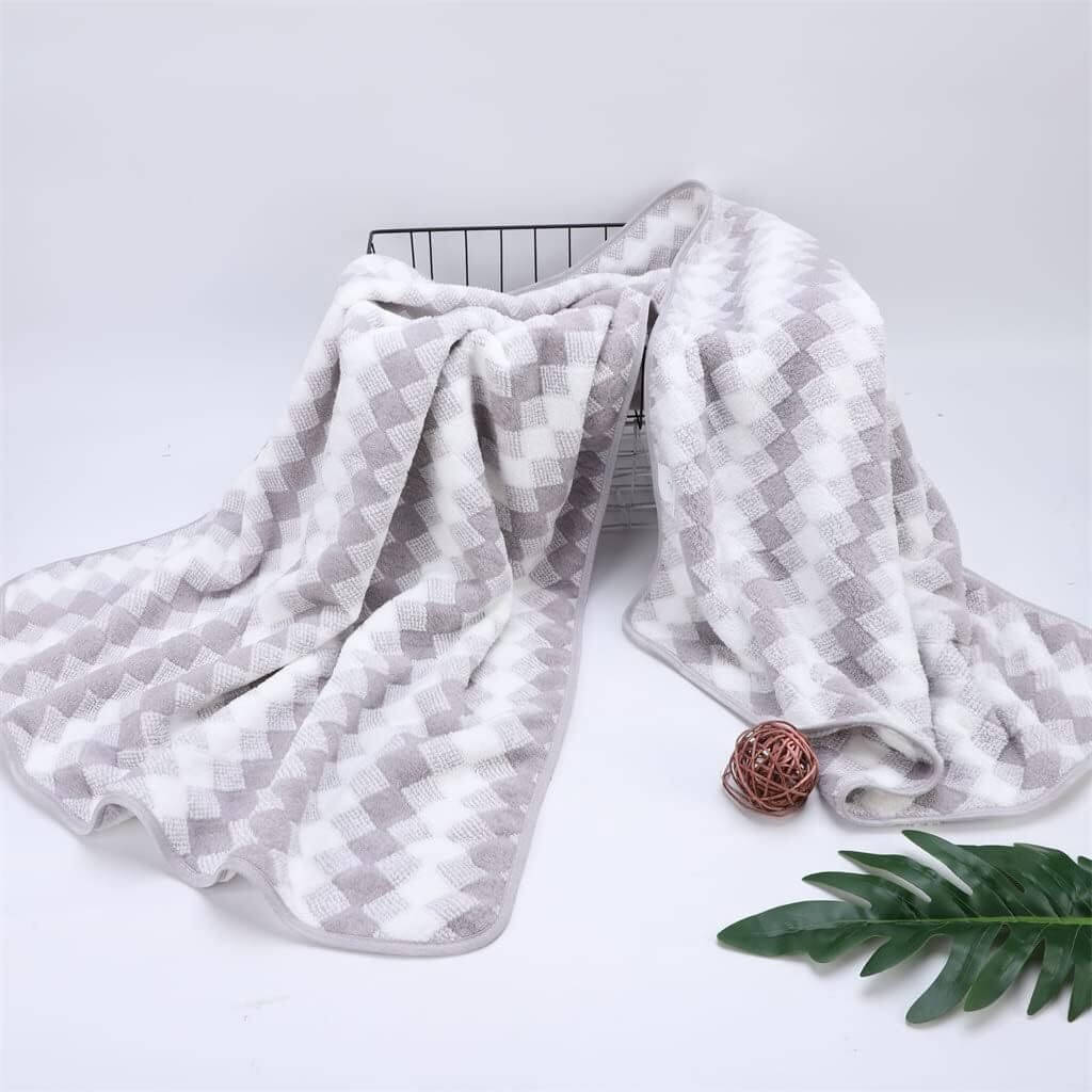    			VISOKA TEX Pack of 1 Microfibre 325 -GSM Bath Towel ( Multicolor )