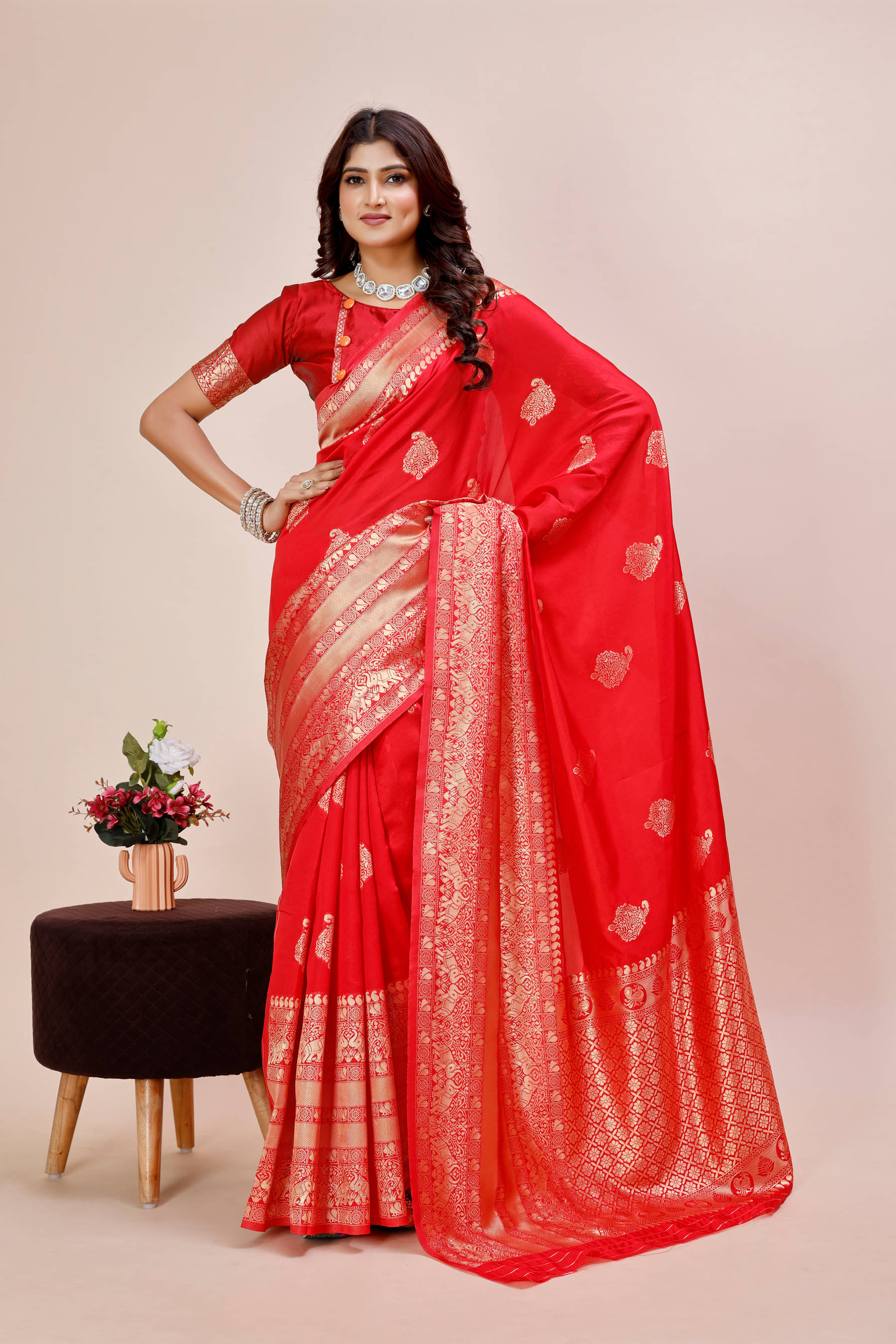     			DHAYNA AND REEWA FASHION Jacquard Woven Saree With Unstitched Blouse Piece ( Red )