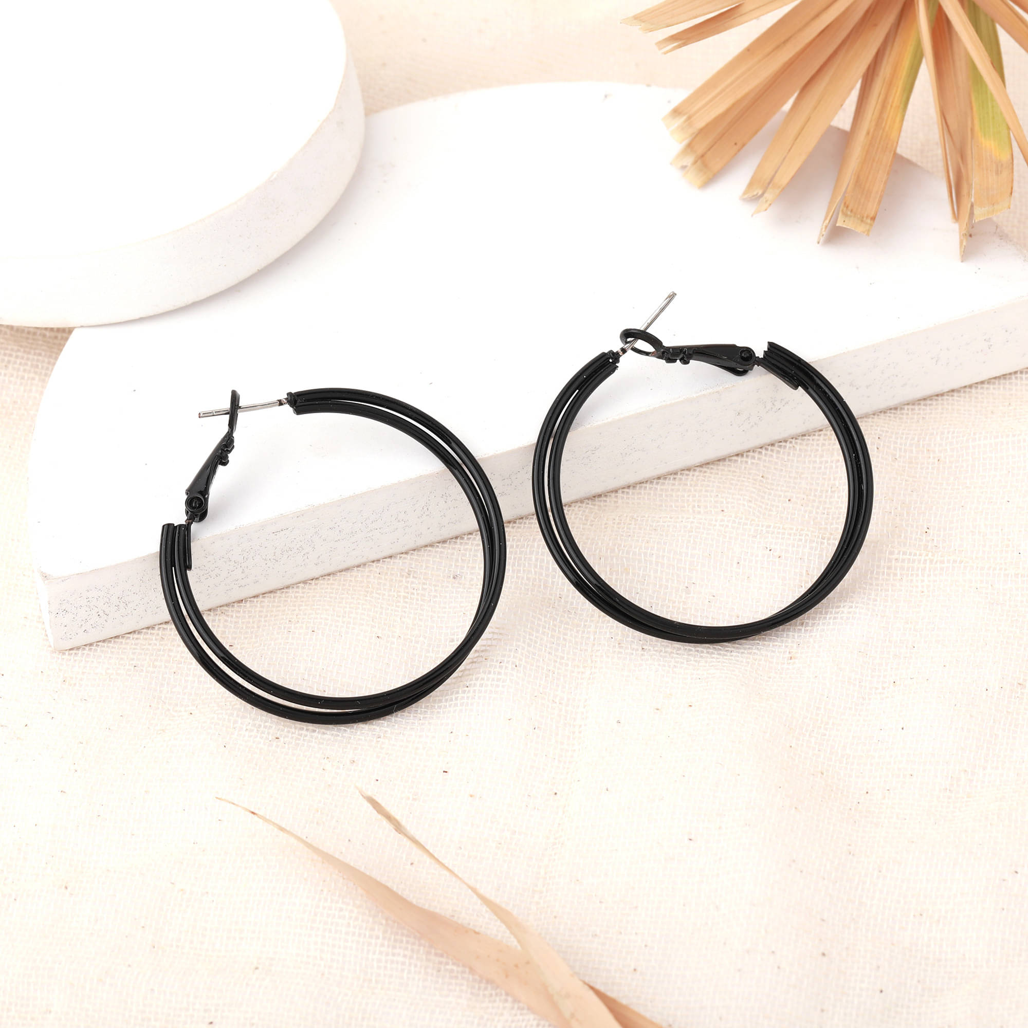     			Estele Black Hoops Earrings ( Pack of 1 )