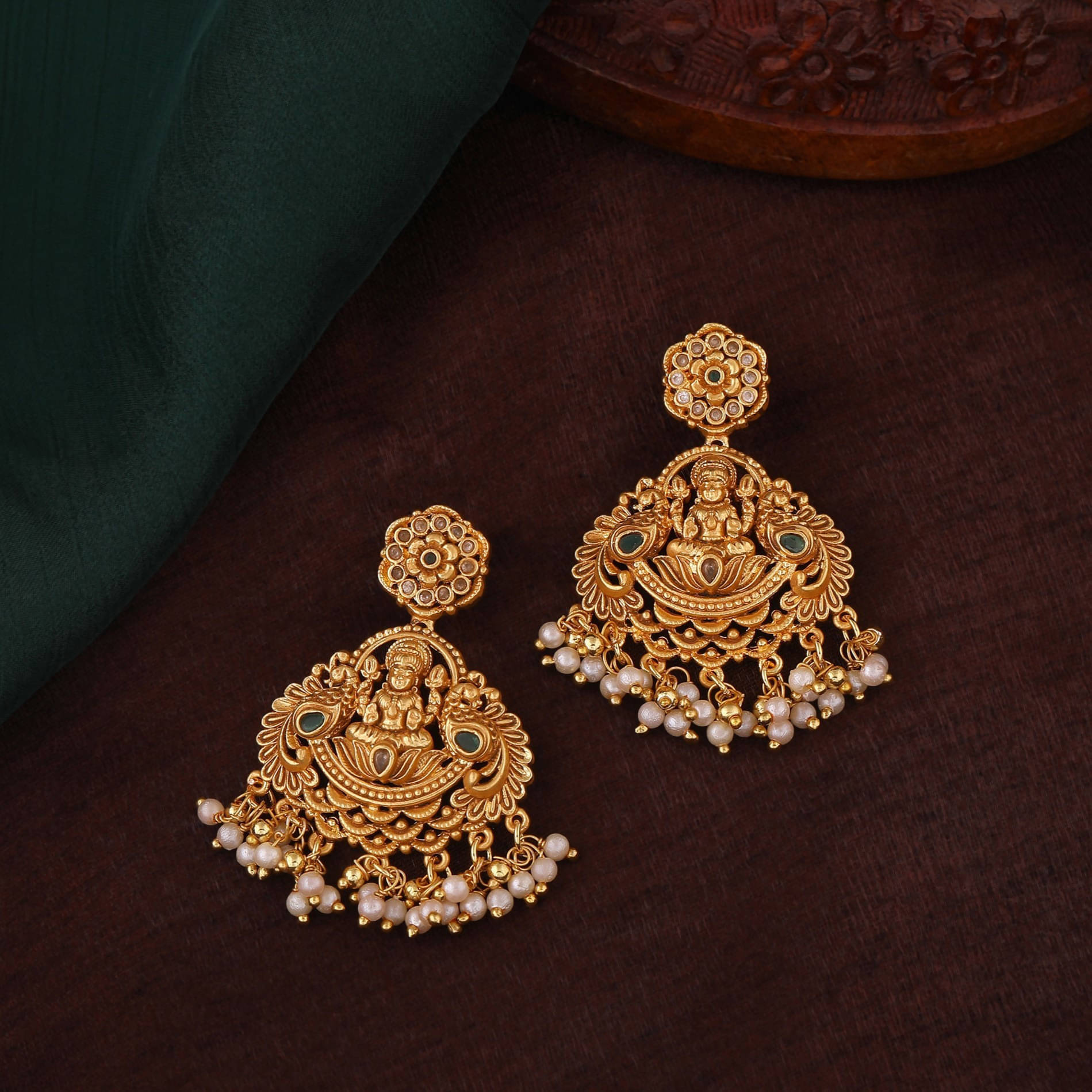     			Estele Golden Danglers Earrings ( Pack of 1 )