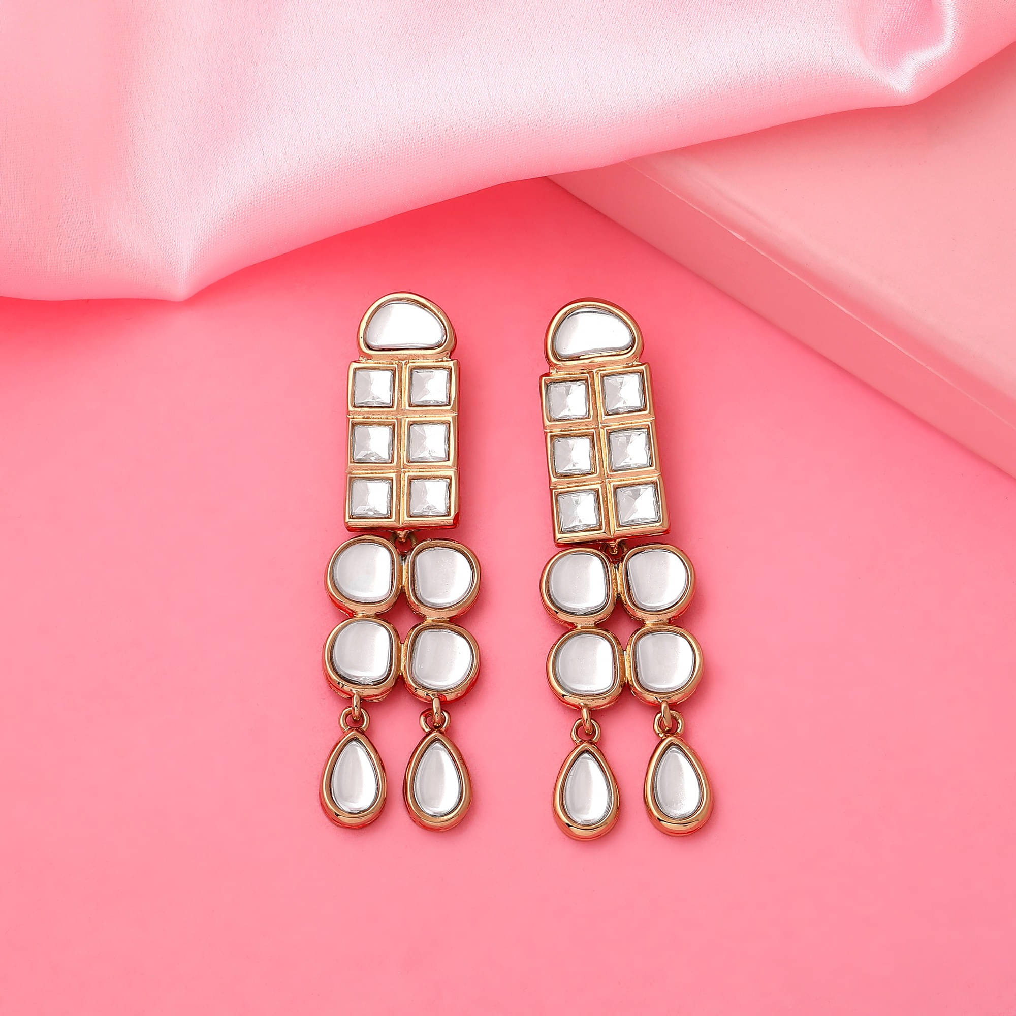     			Estele Golden Danglers Earrings ( Pack of 1 )