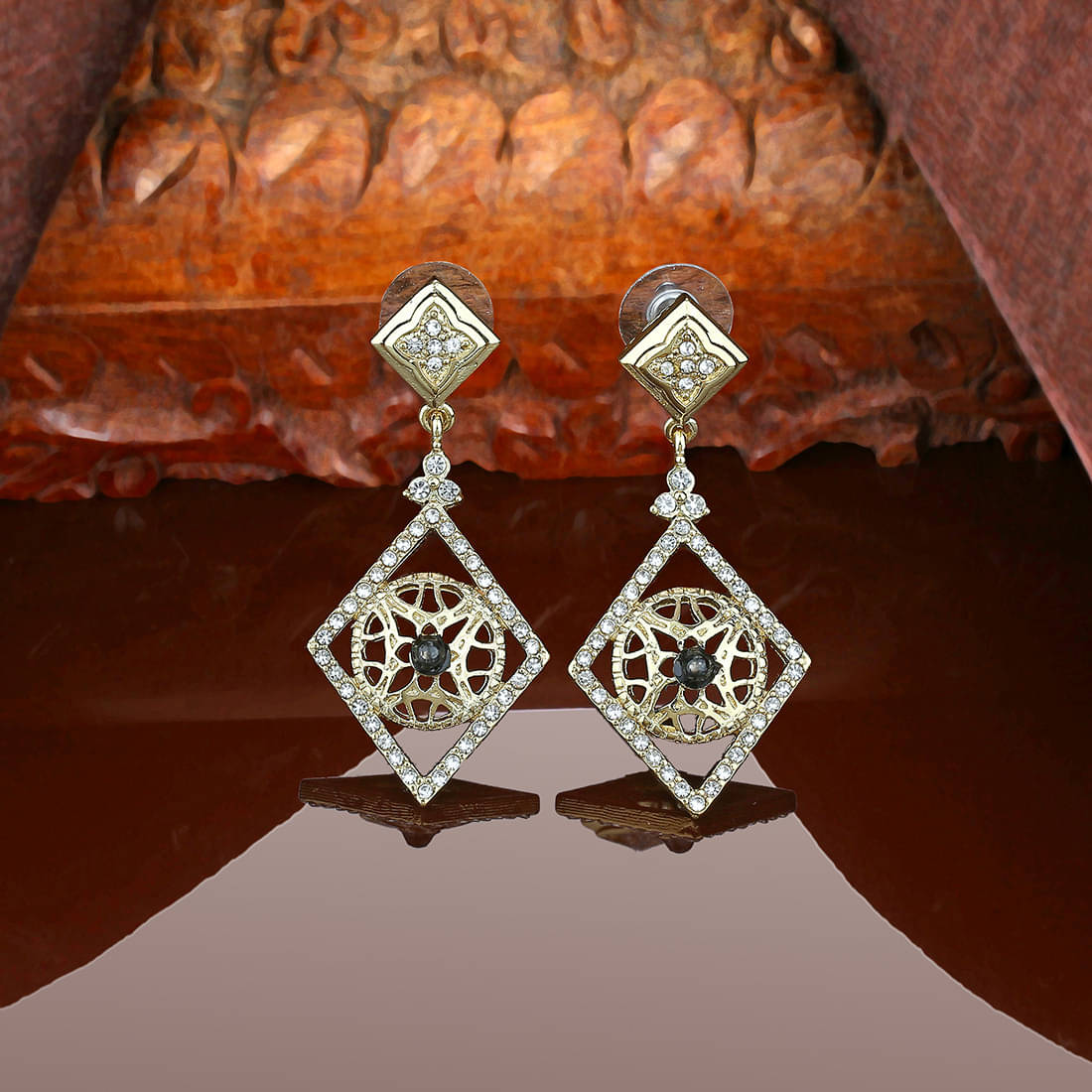     			Estele Golden Danglers Earrings ( Pack of 1 )