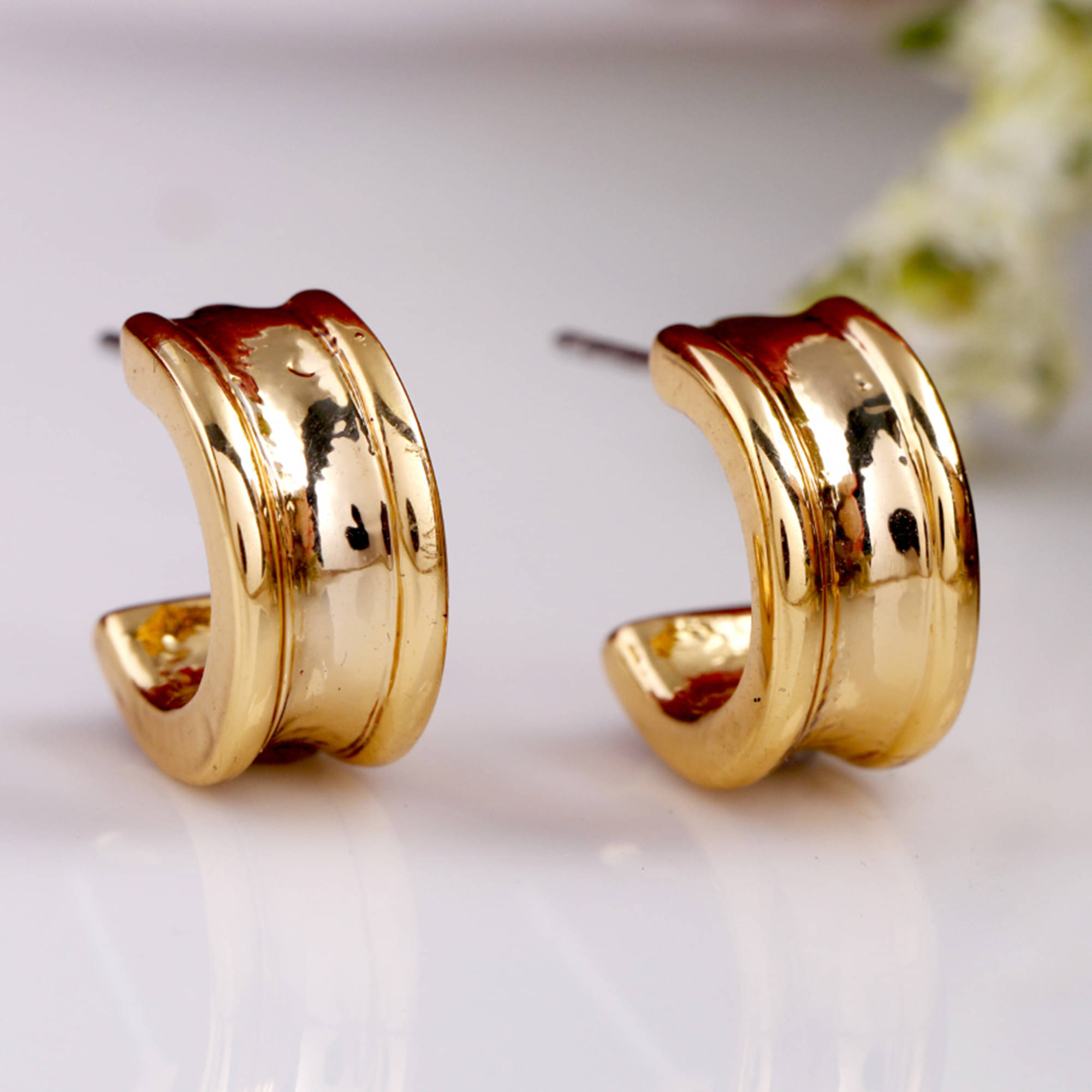     			Estele Golden Hoops Earrings ( Pack of 1 )