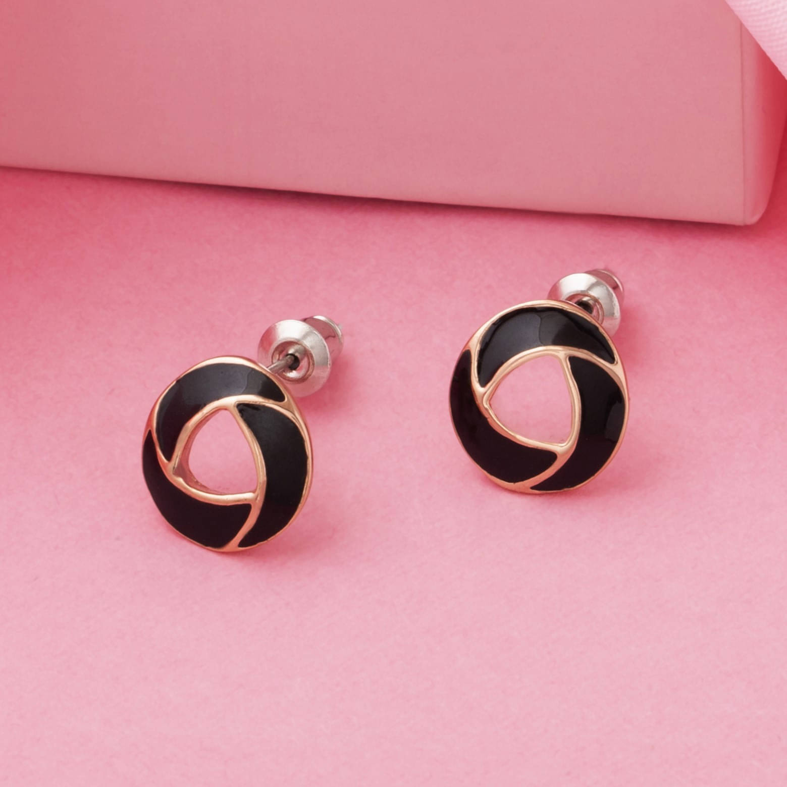     			Estele Golden Stud Earrings ( Pack of 1 )
