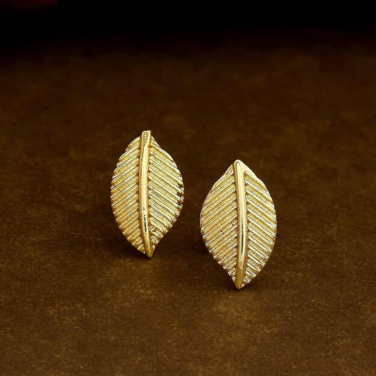     			Estele Golden Stud Earrings ( Pack of 1 )