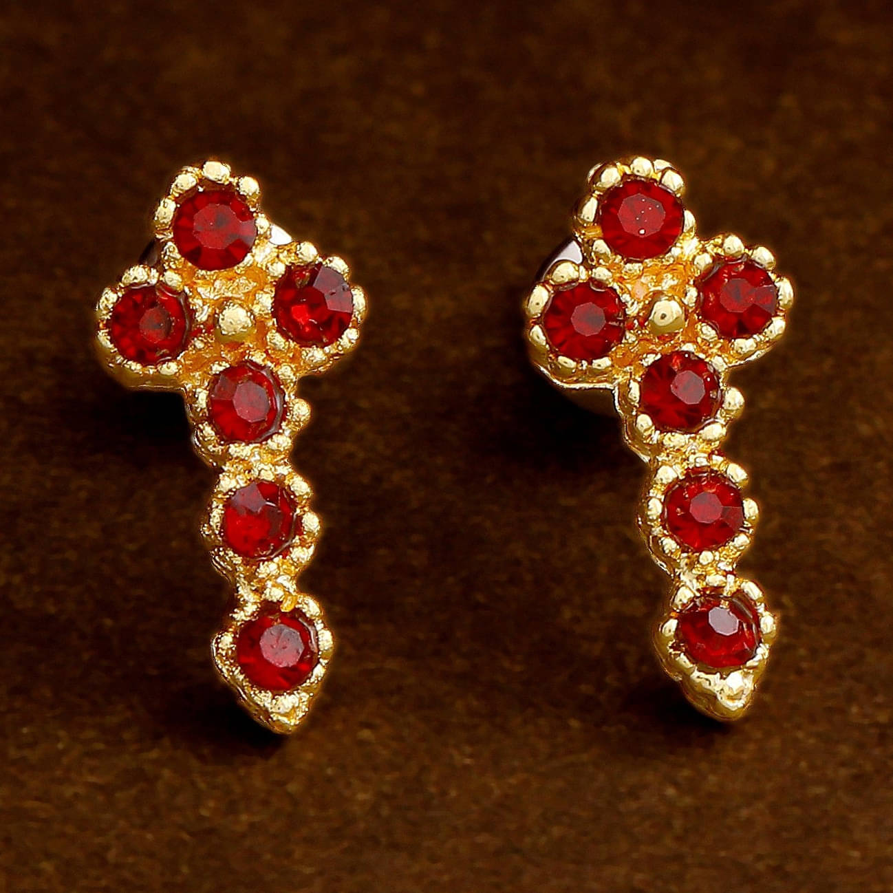     			Estele Red Stud Earrings ( Pack of 1 )