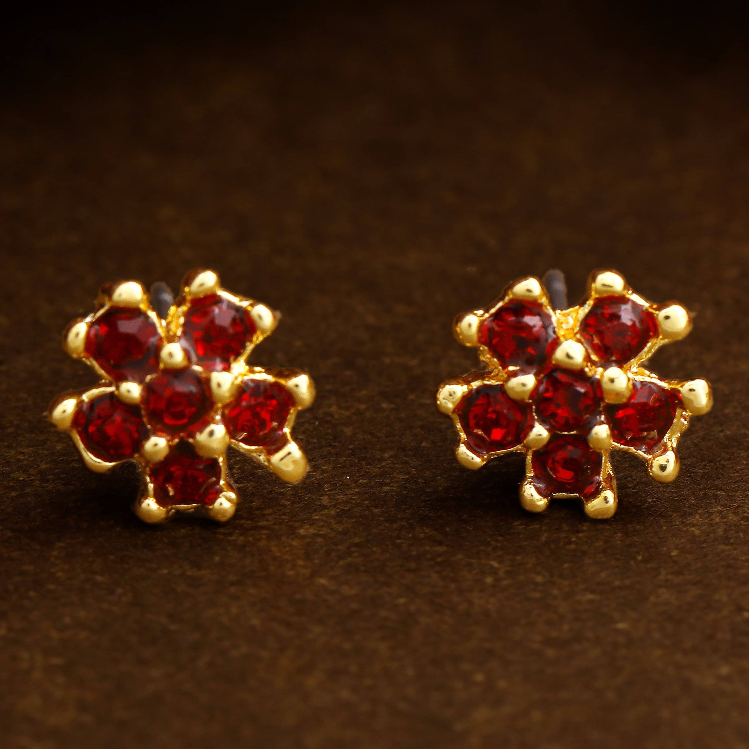     			Estele Red Stud Earrings ( Pack of 1 )