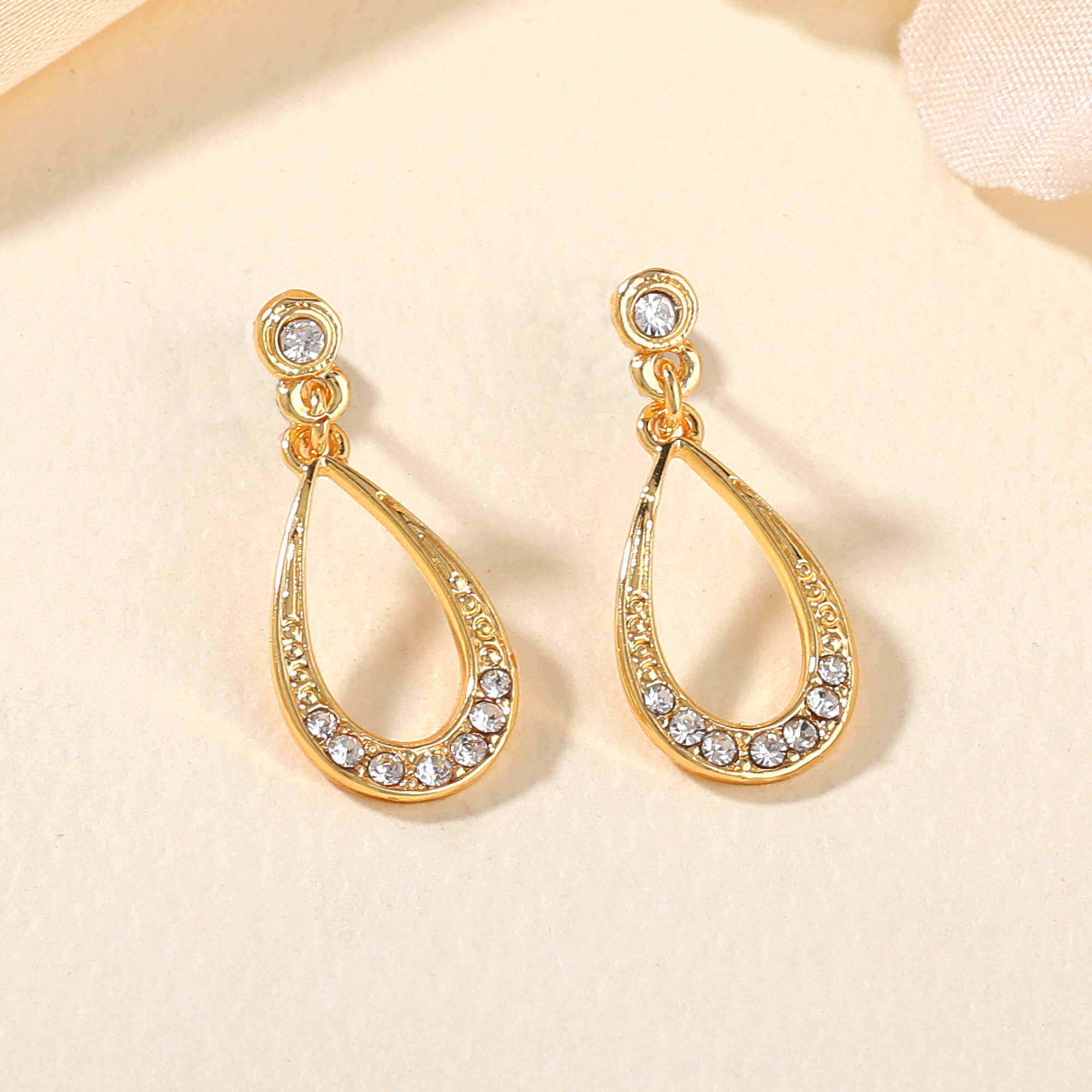     			Estele White Danglers Earrings ( Pack of 1 )