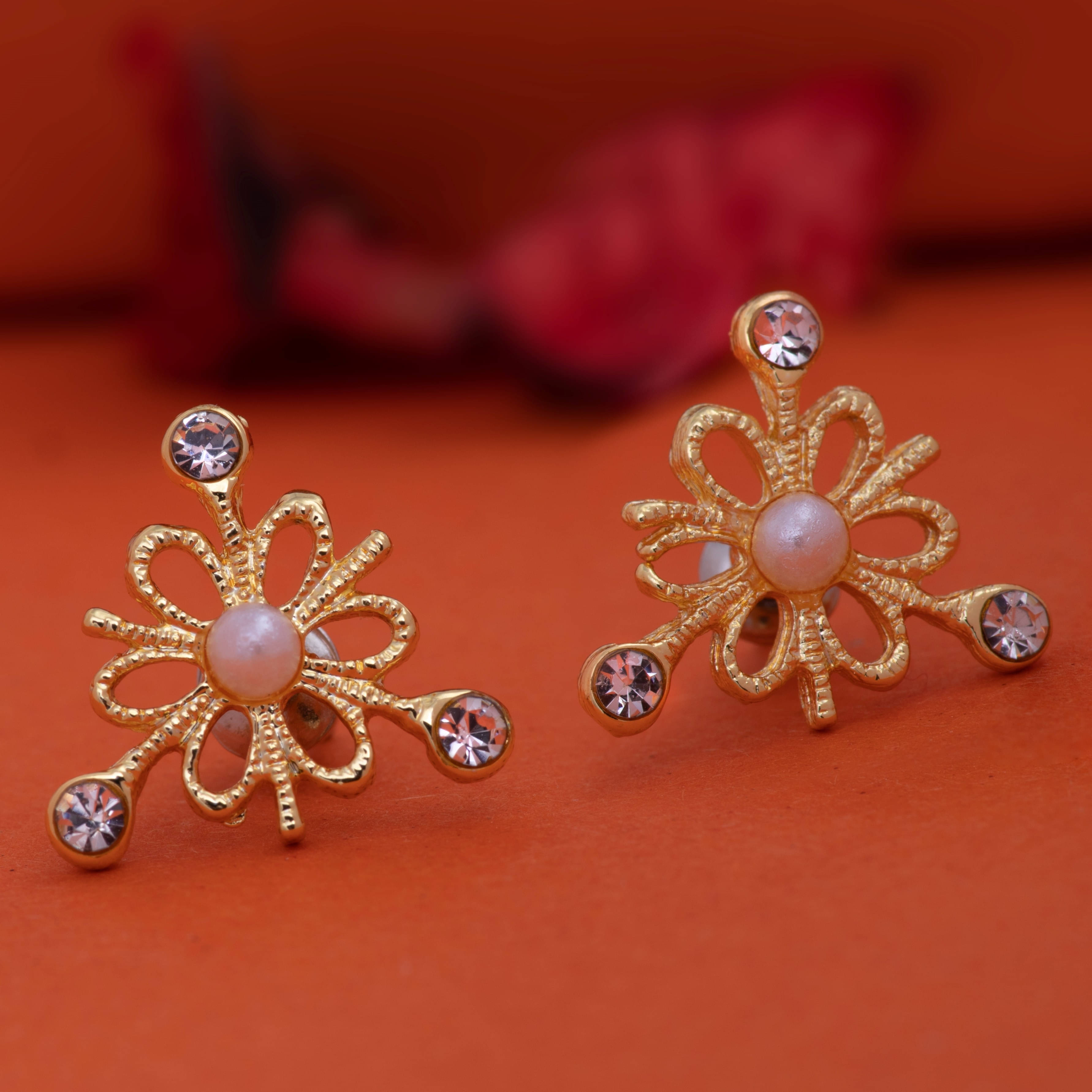     			Estele White Stud Earrings ( Pack of 1 )