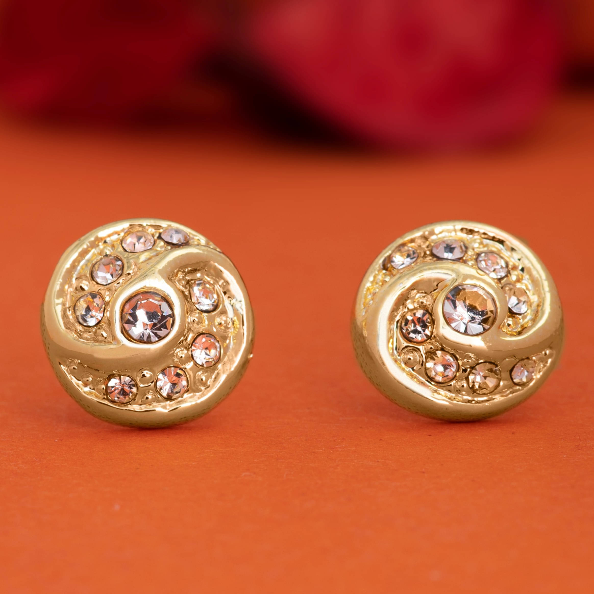     			Estele White Stud Earrings ( Pack of 1 )